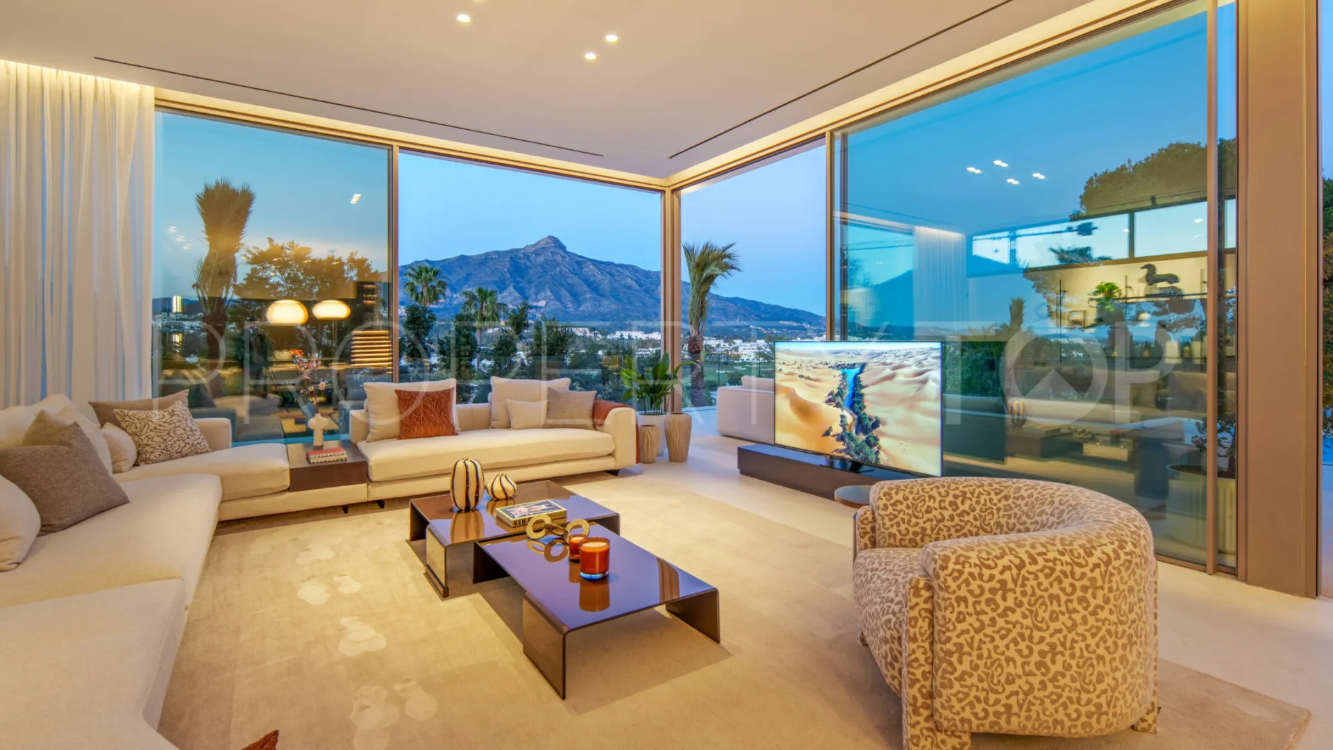 Buy villa with 5 bedrooms in Nueva Andalucia