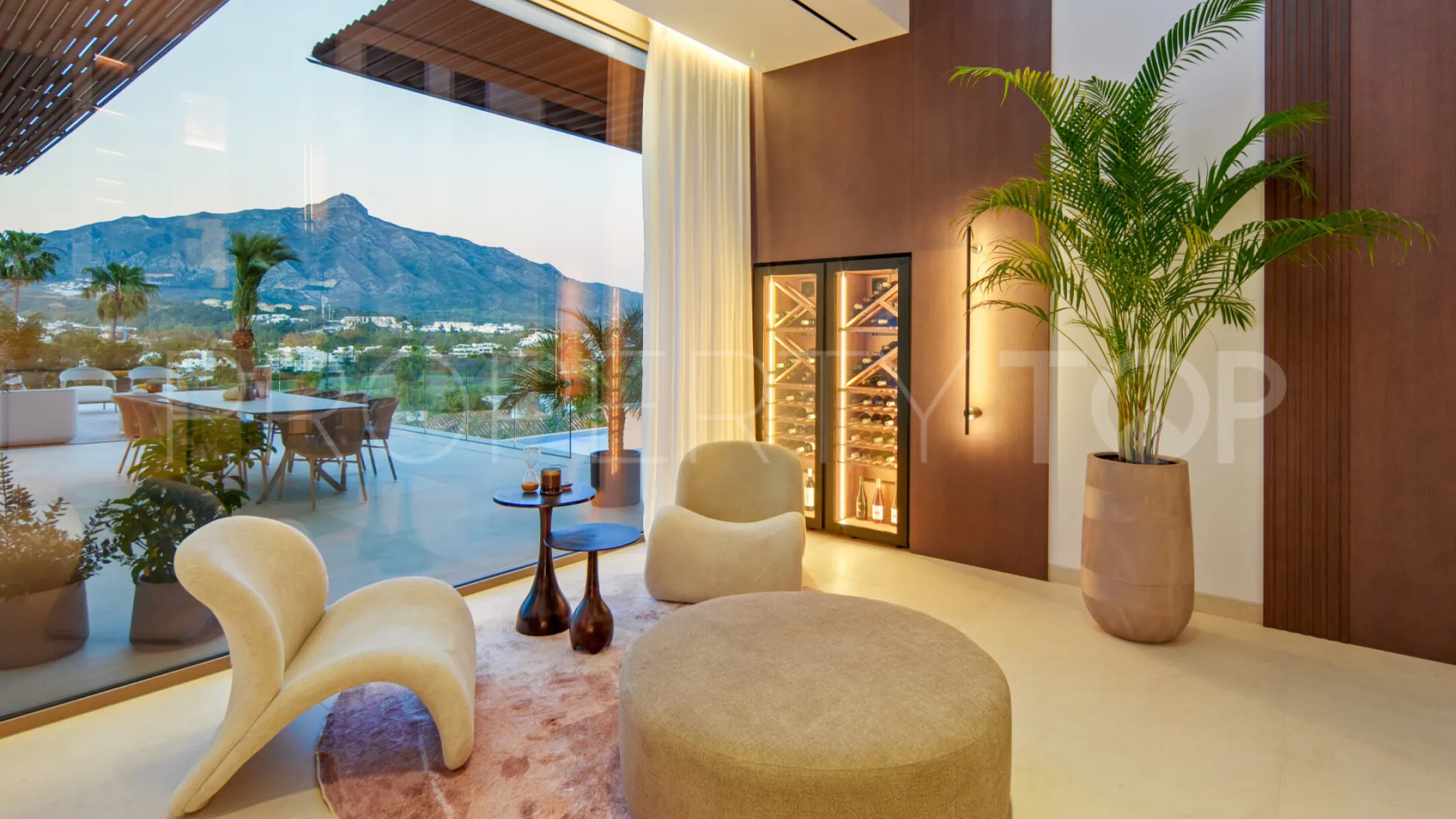 Buy villa with 5 bedrooms in Nueva Andalucia