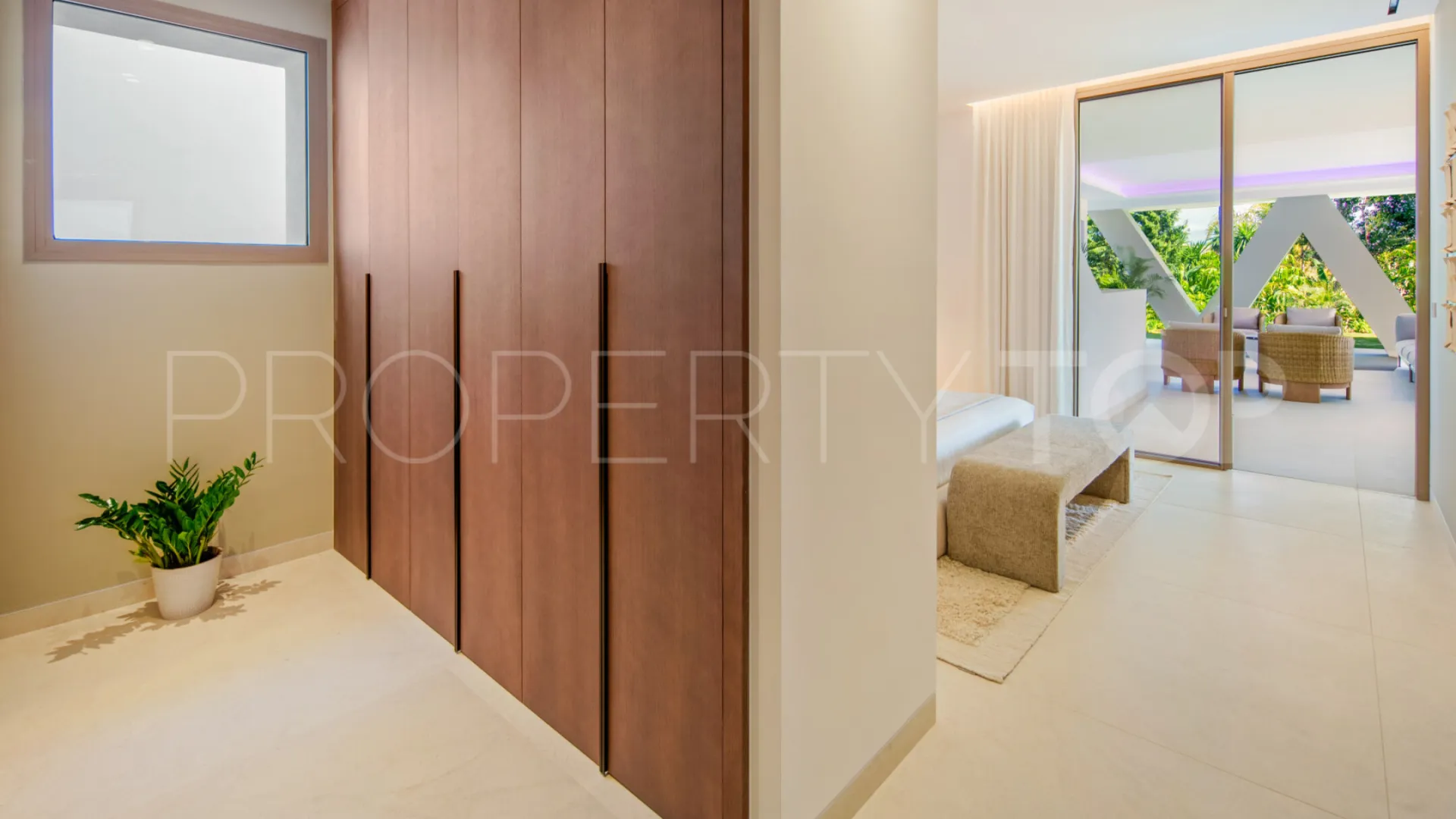 Buy villa with 5 bedrooms in Nueva Andalucia