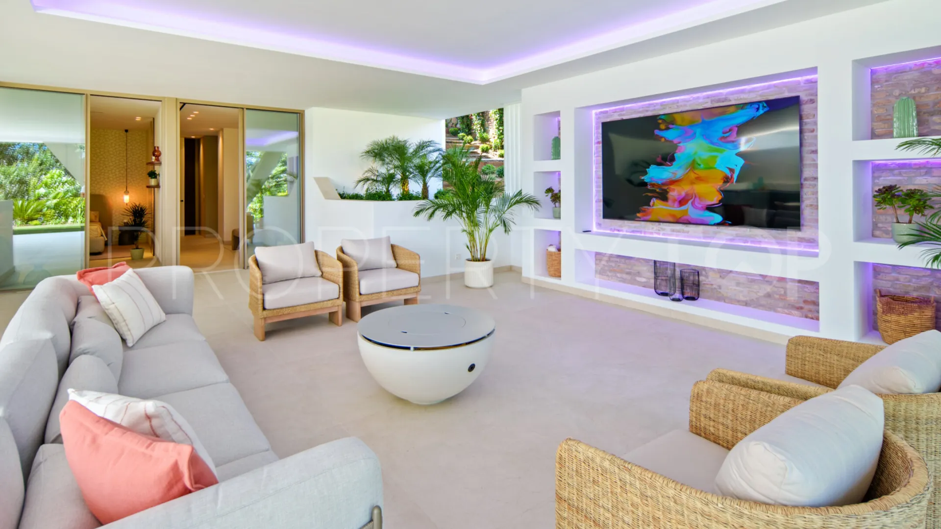 Buy villa with 5 bedrooms in Nueva Andalucia