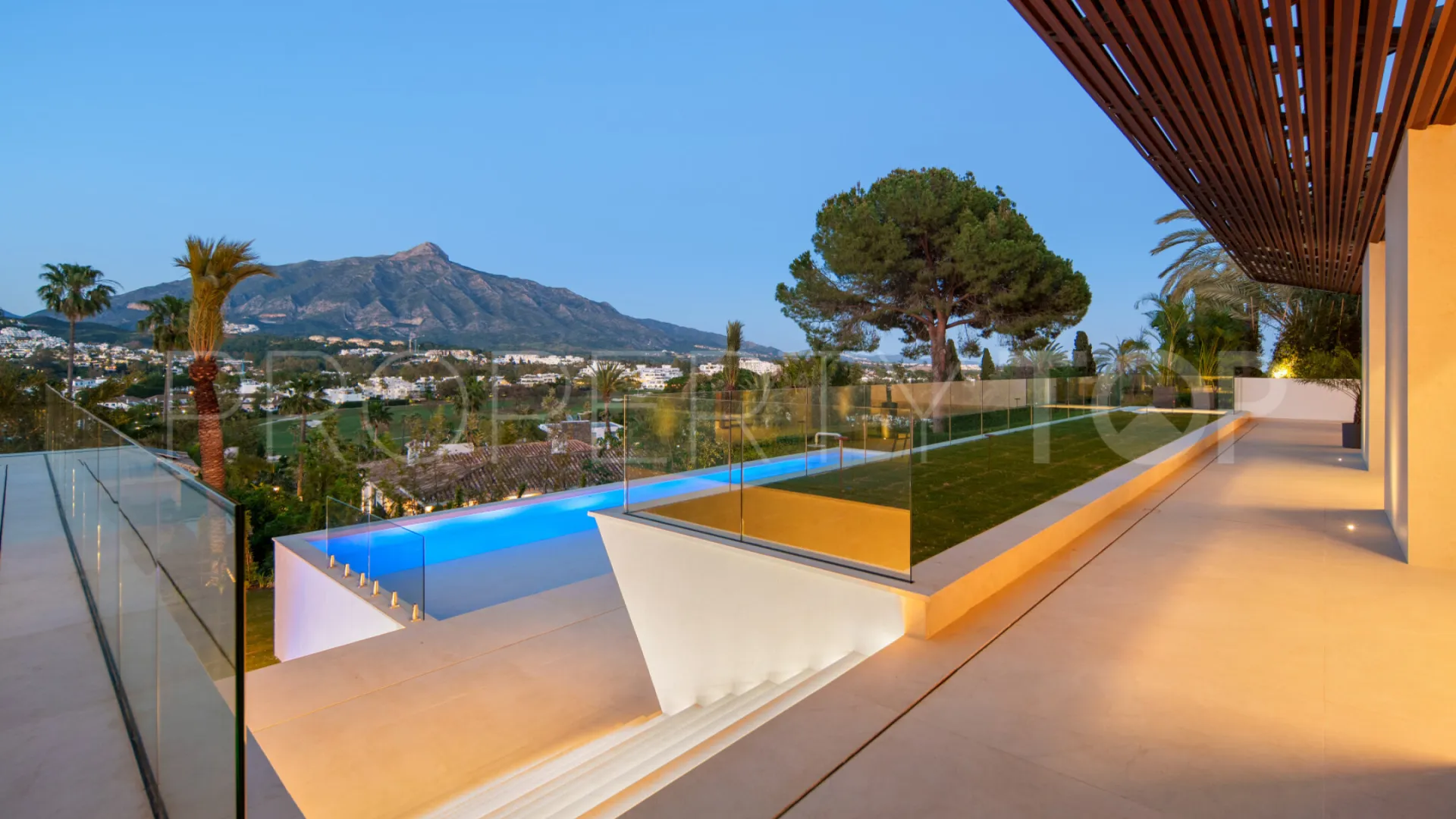 Buy villa with 5 bedrooms in Nueva Andalucia
