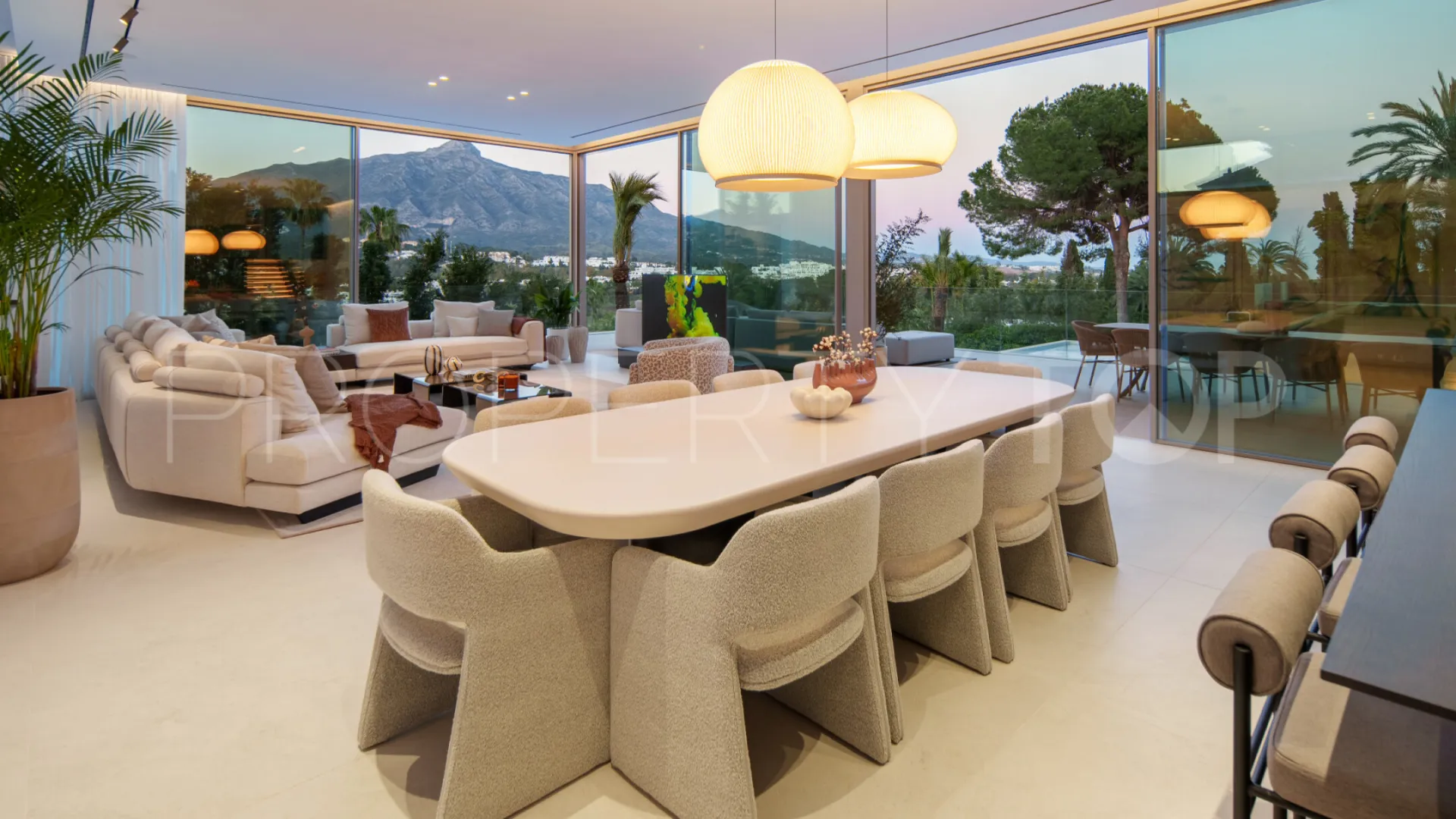 Buy villa with 5 bedrooms in Nueva Andalucia