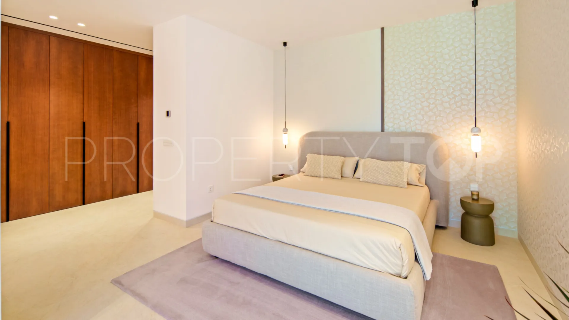 Buy villa with 5 bedrooms in Nueva Andalucia