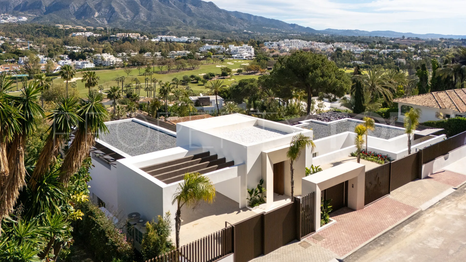 Buy villa with 5 bedrooms in Nueva Andalucia