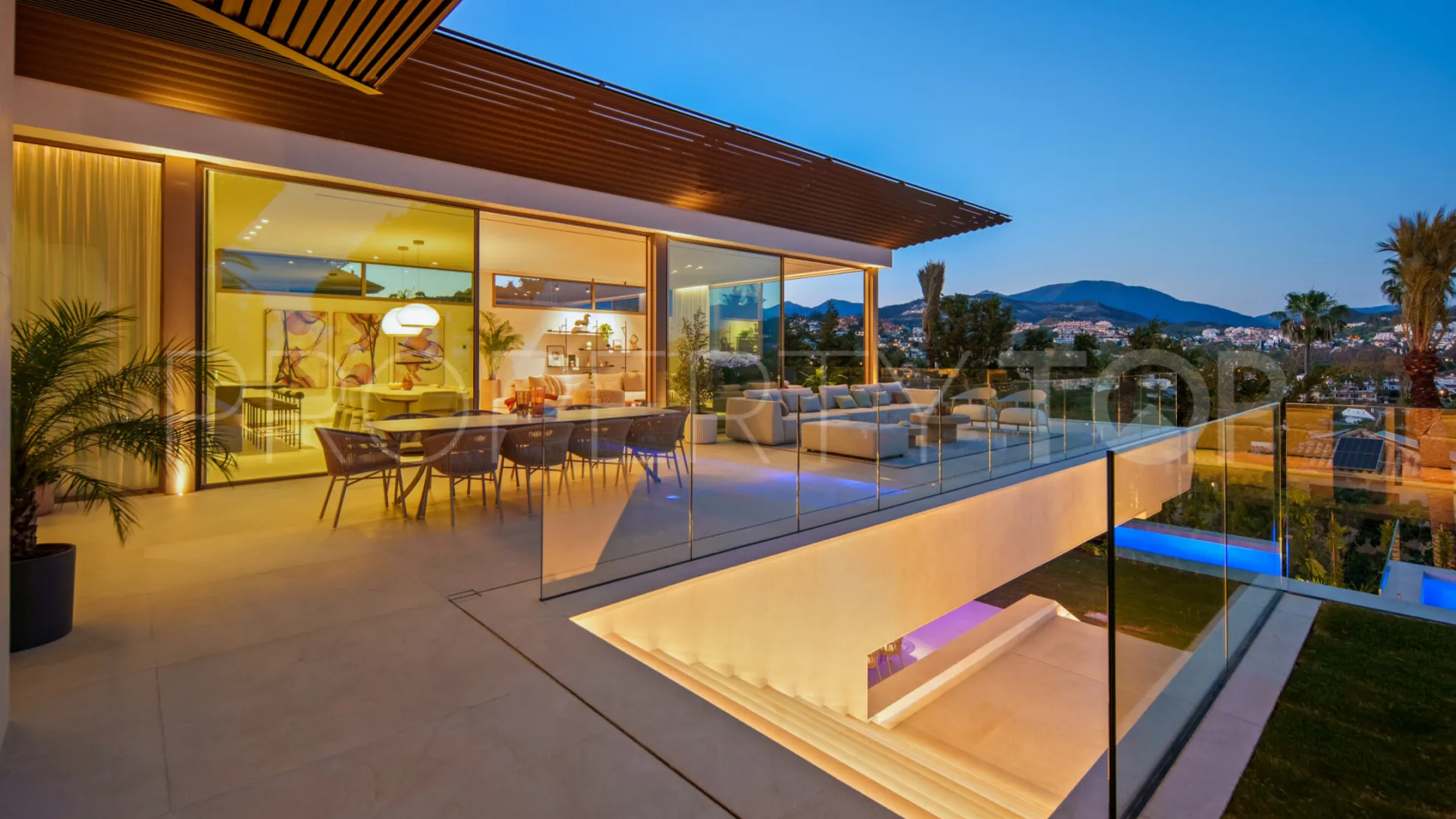 Buy villa with 5 bedrooms in Nueva Andalucia