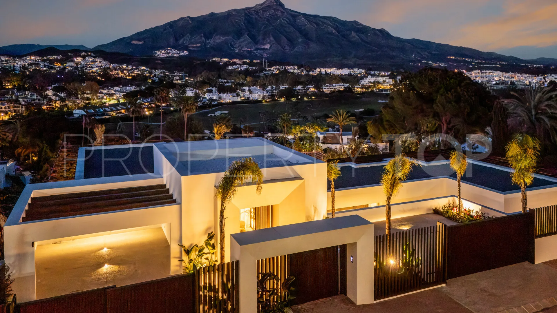 Buy villa with 5 bedrooms in Nueva Andalucia