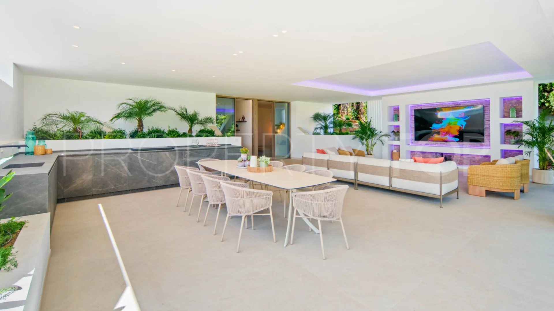 Buy villa with 5 bedrooms in Nueva Andalucia