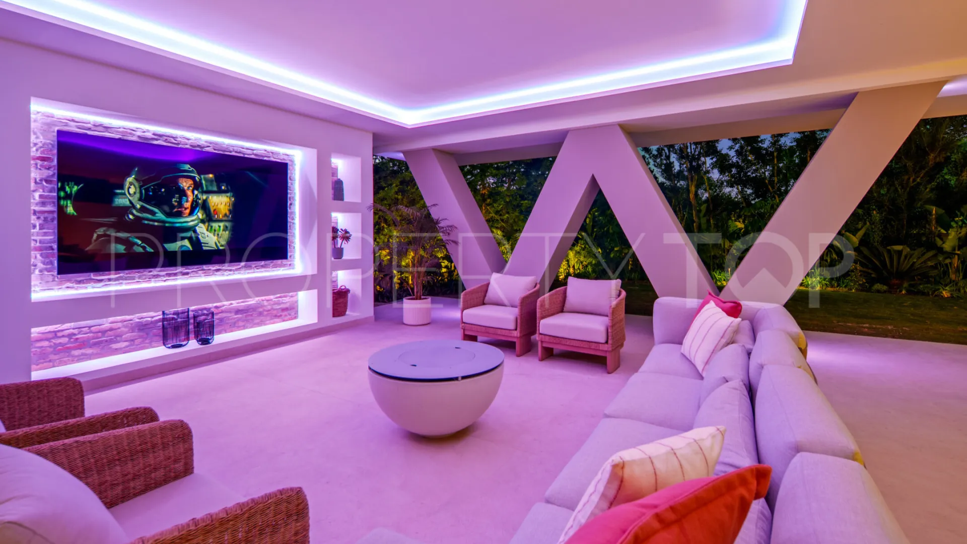 Buy villa with 5 bedrooms in Nueva Andalucia