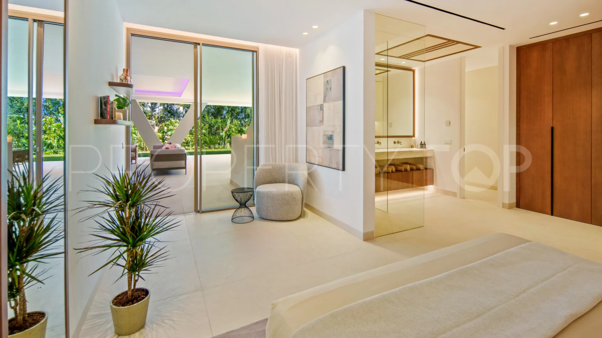 Buy villa with 5 bedrooms in Nueva Andalucia