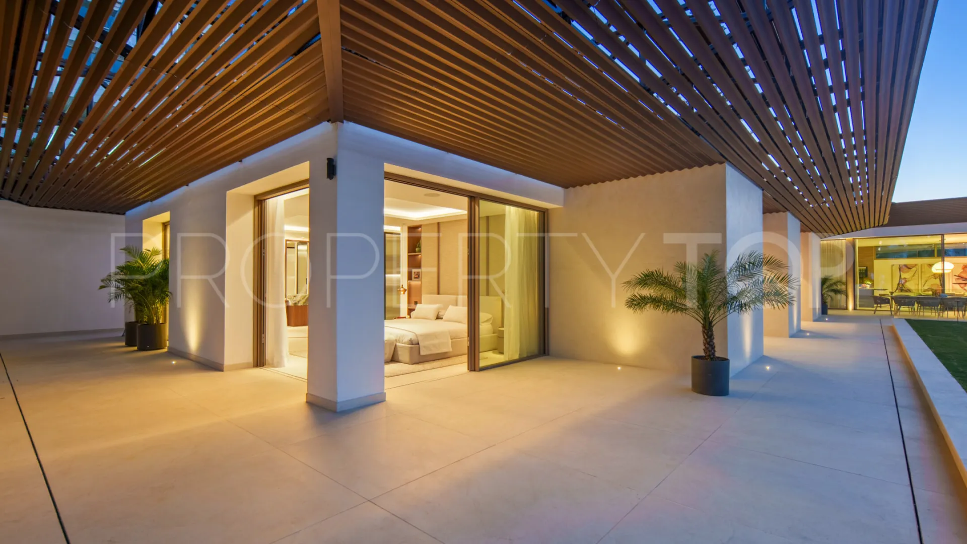 Buy villa with 5 bedrooms in Nueva Andalucia