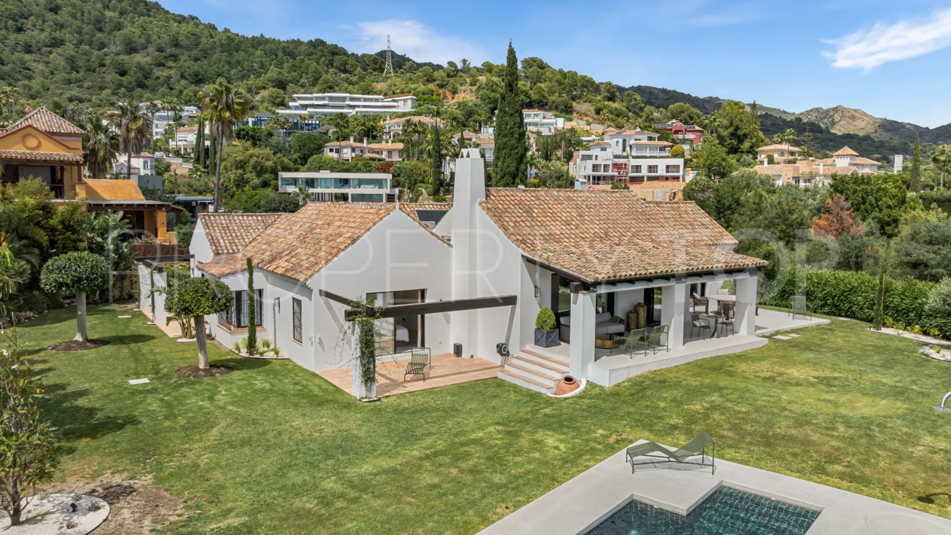 Villa for sale in Cascada de Camojan with 4 bedrooms