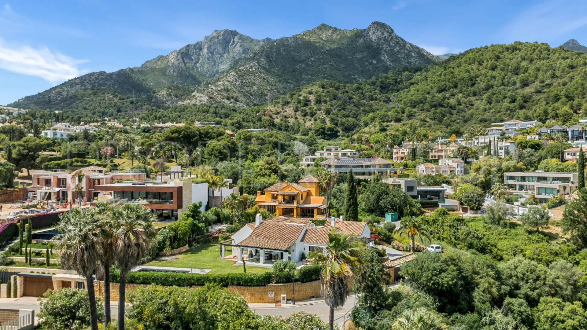 Villa for sale in Cascada de Camojan with 4 bedrooms