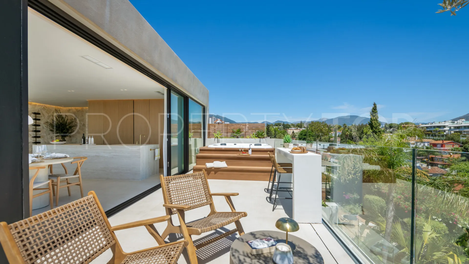 Comprar villa de 5 dormitorios en Nueva Andalucia