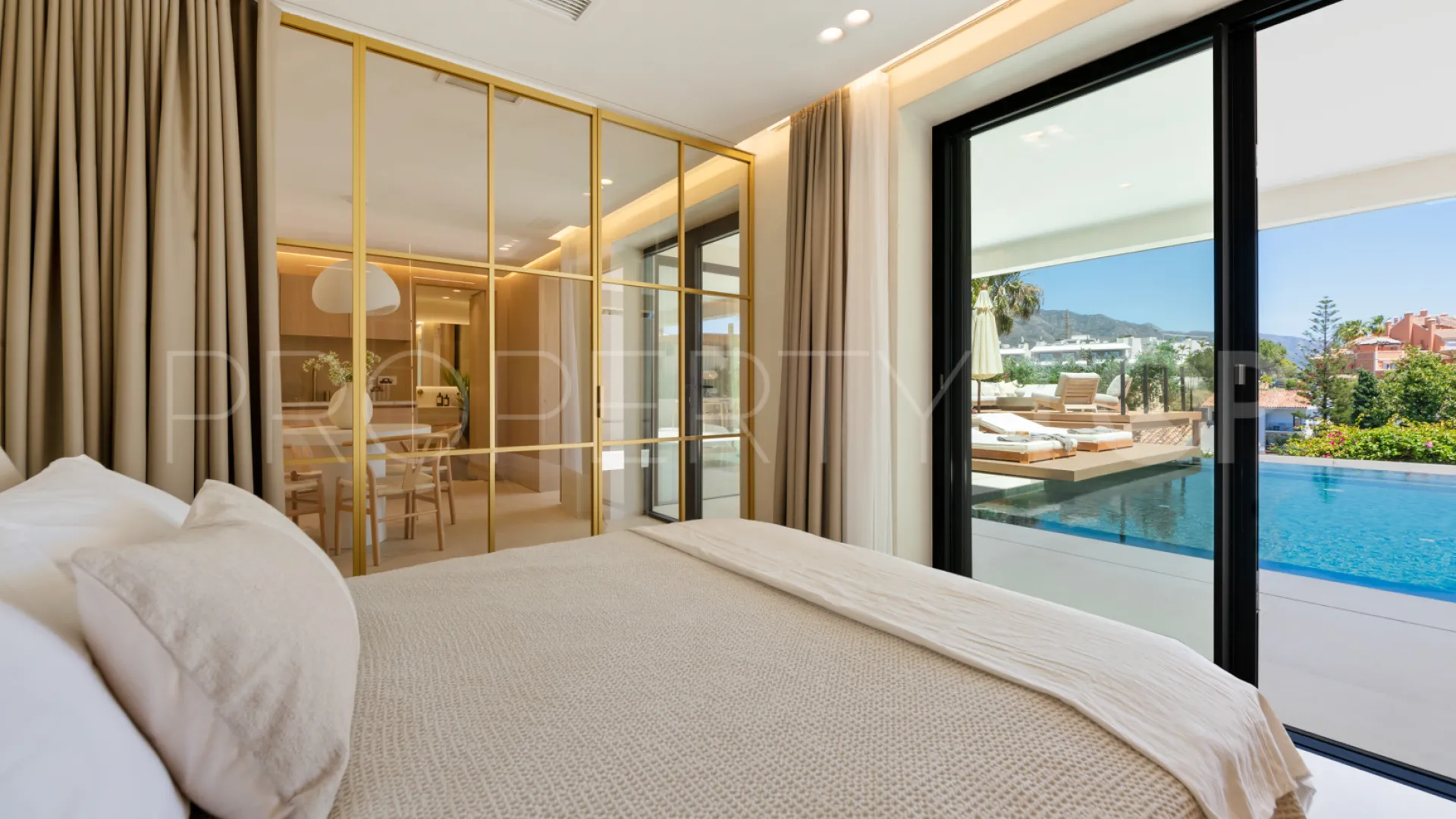 Comprar villa de 5 dormitorios en Nueva Andalucia