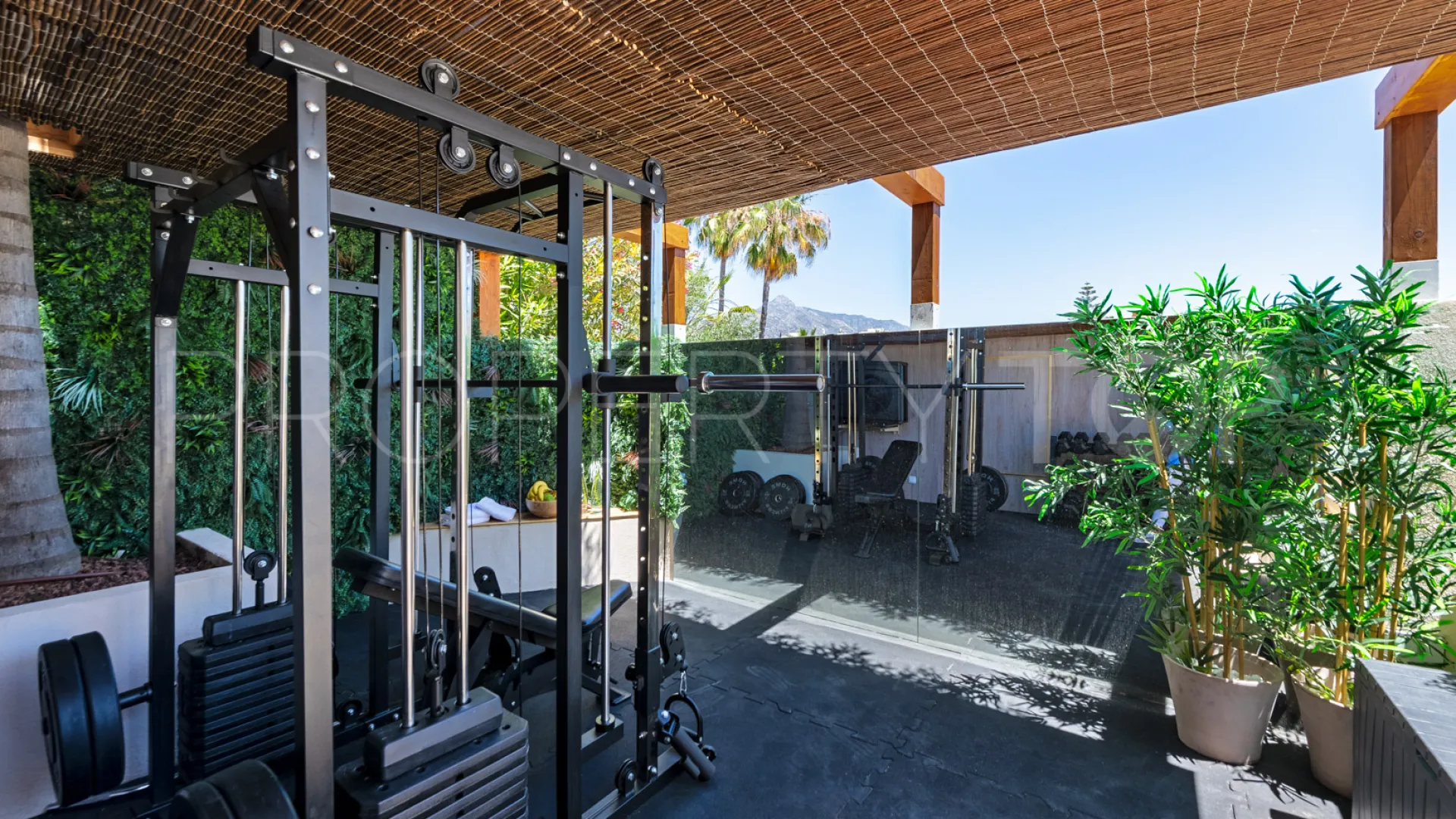 Comprar villa de 5 dormitorios en Nueva Andalucia
