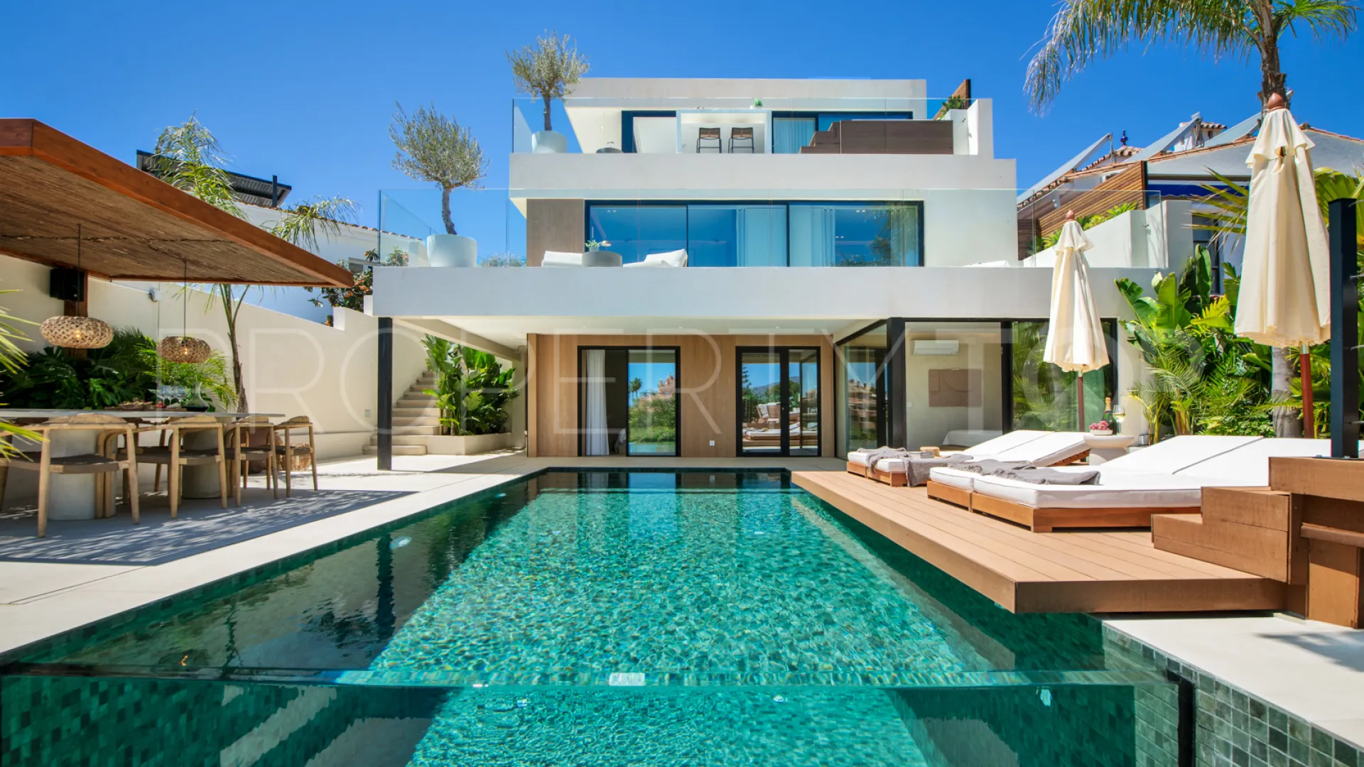 Comprar villa de 5 dormitorios en Nueva Andalucia
