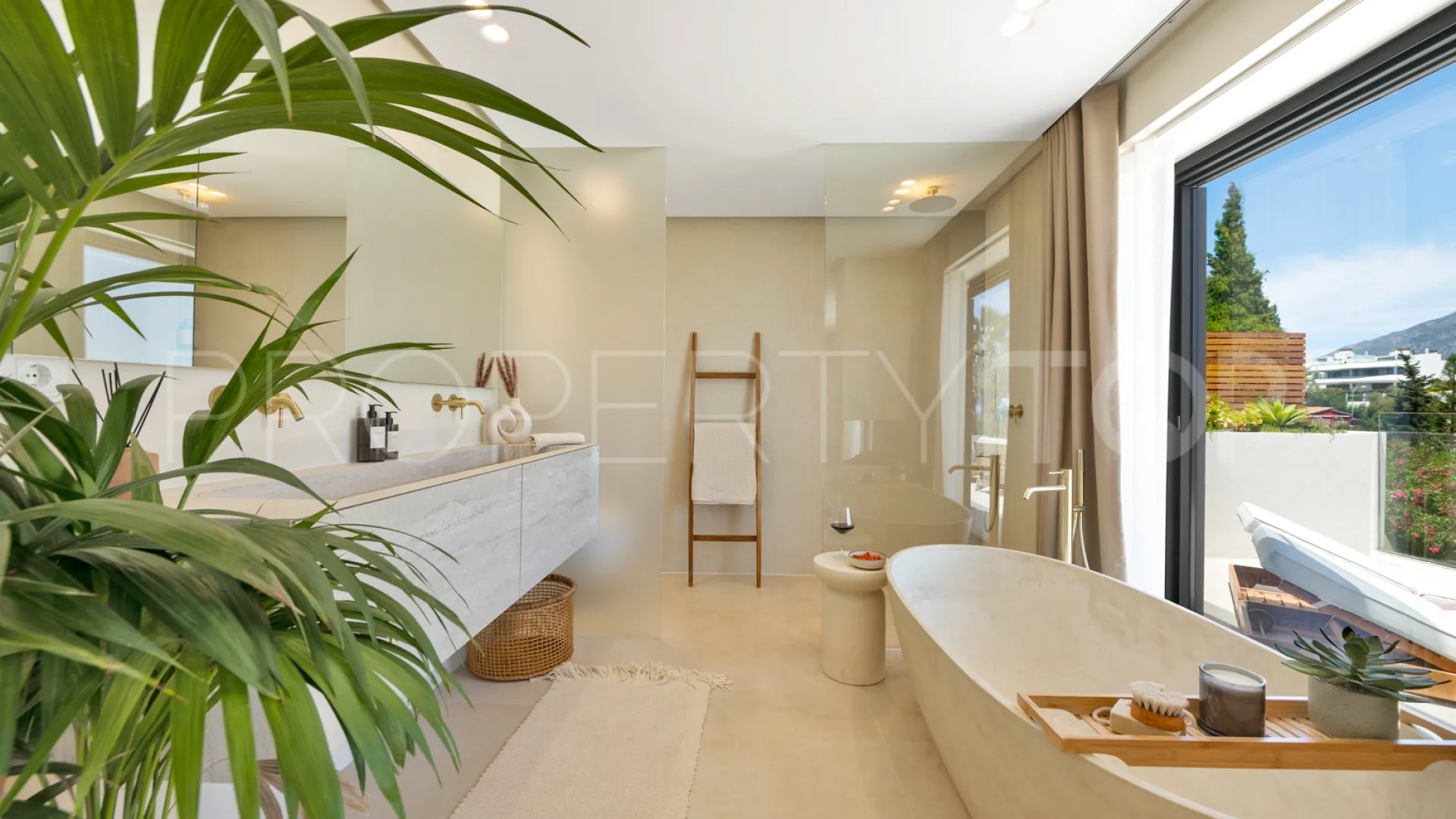 Comprar villa de 5 dormitorios en Nueva Andalucia