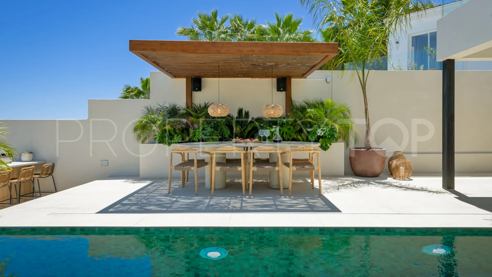 Comprar villa de 5 dormitorios en Nueva Andalucia