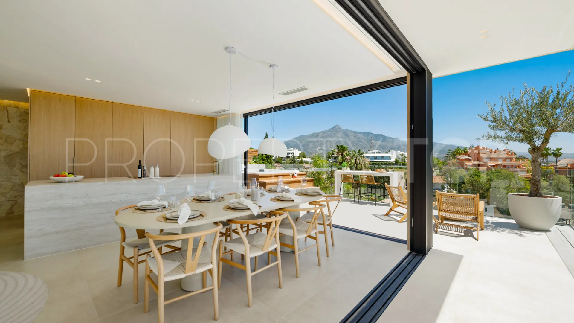 Comprar villa de 5 dormitorios en Nueva Andalucia