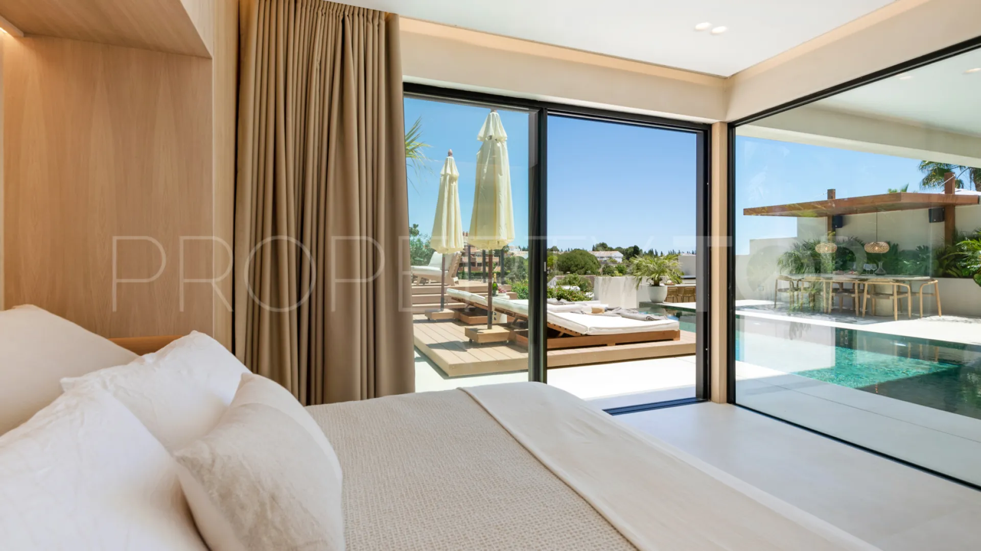 Comprar villa de 5 dormitorios en Nueva Andalucia