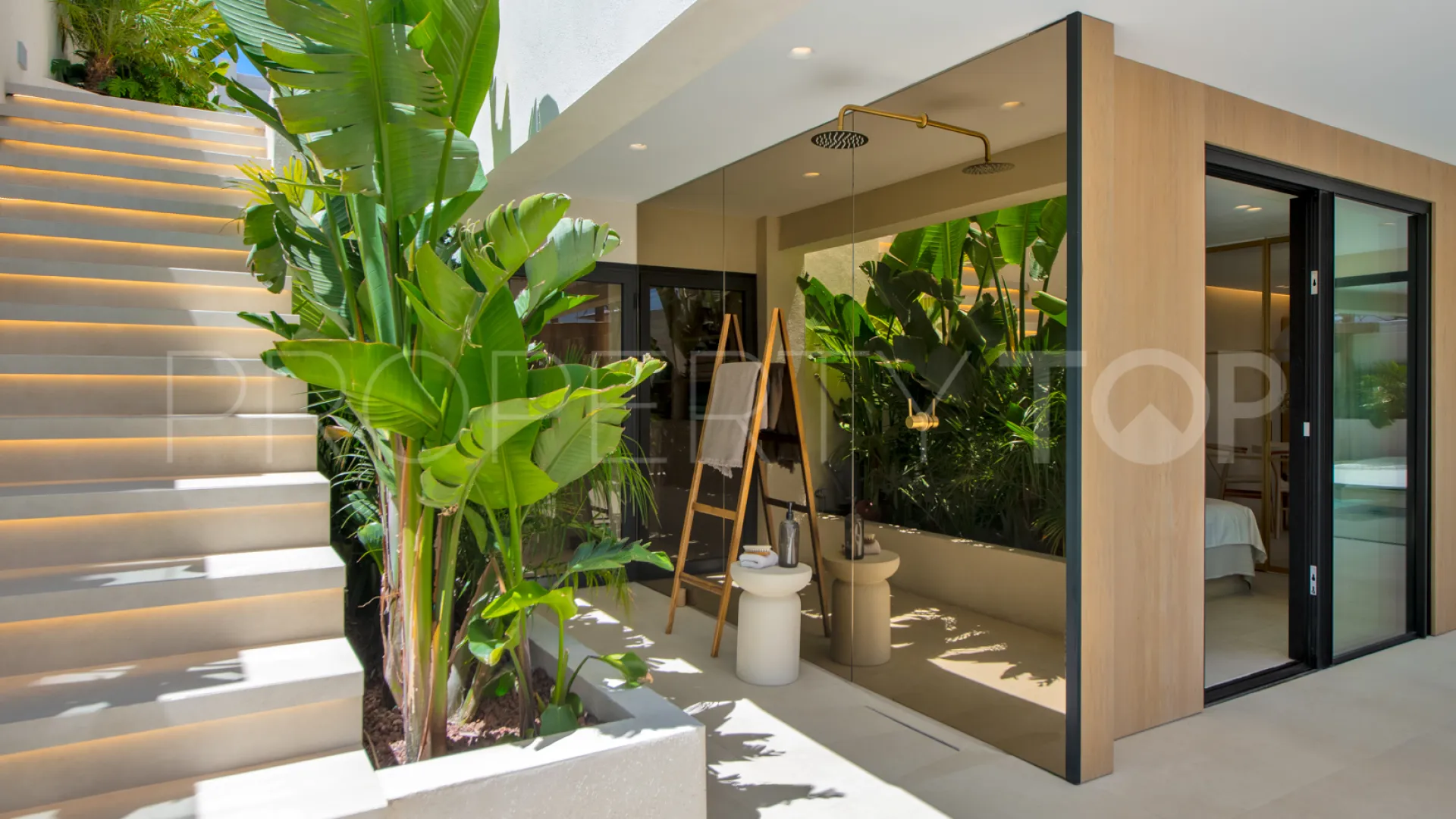 Comprar villa de 5 dormitorios en Nueva Andalucia