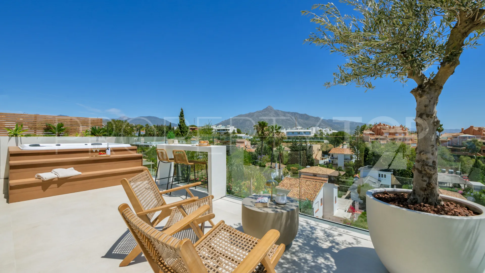 Comprar villa de 5 dormitorios en Nueva Andalucia