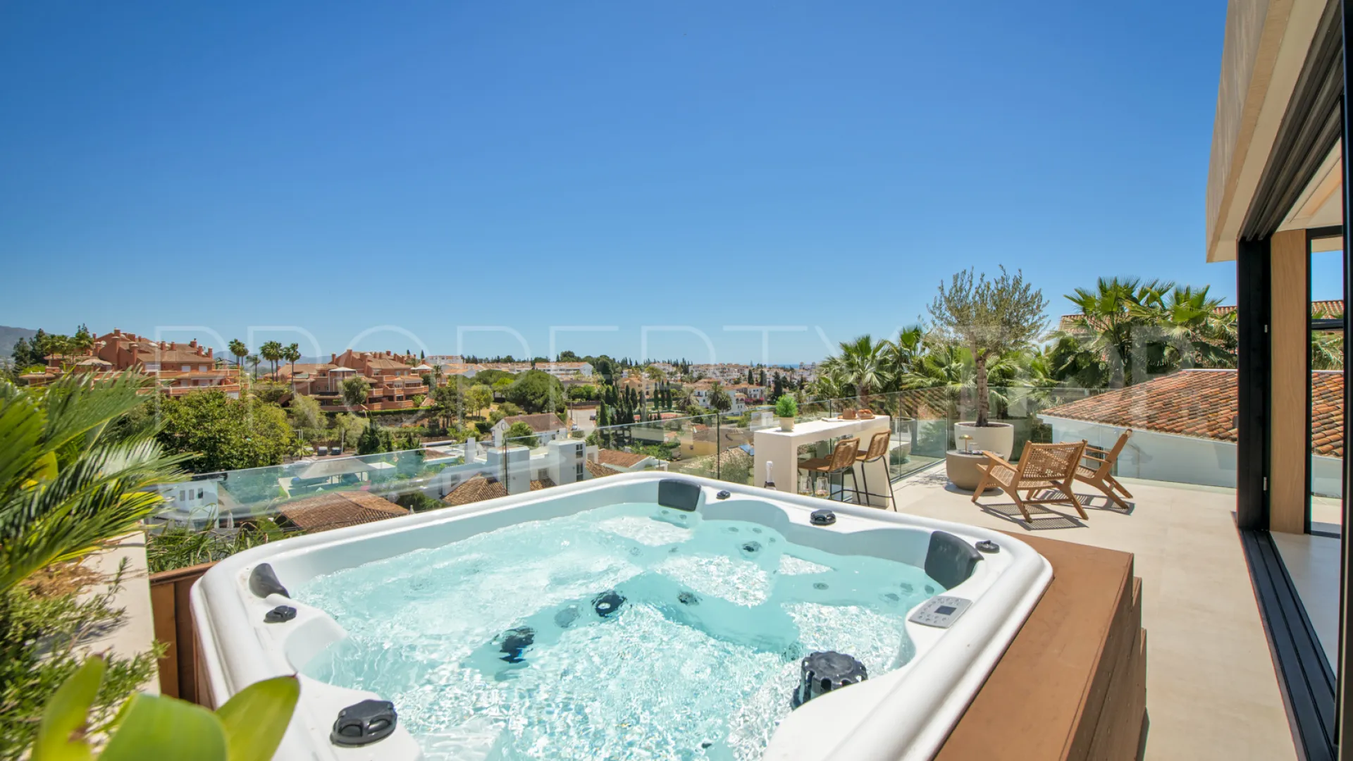 Comprar villa de 5 dormitorios en Nueva Andalucia