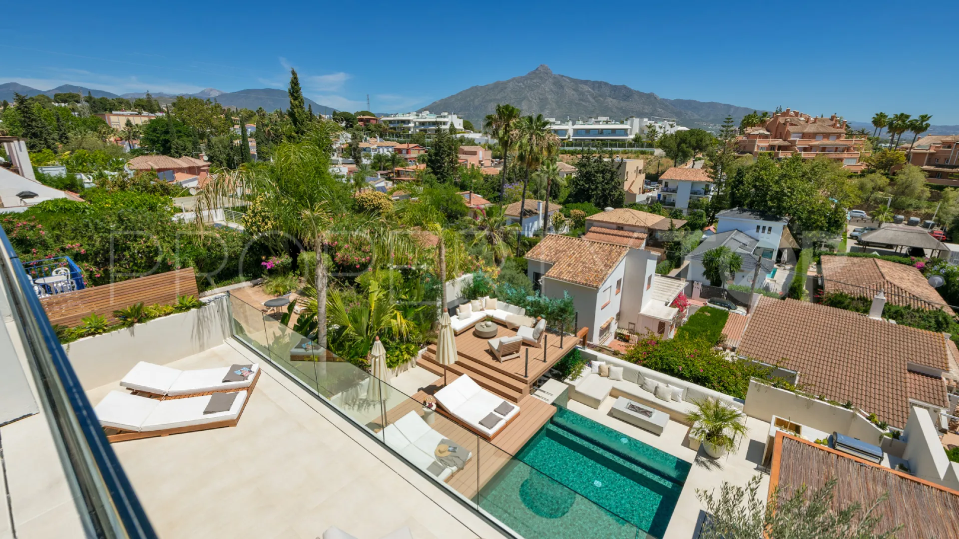Comprar villa de 5 dormitorios en Nueva Andalucia