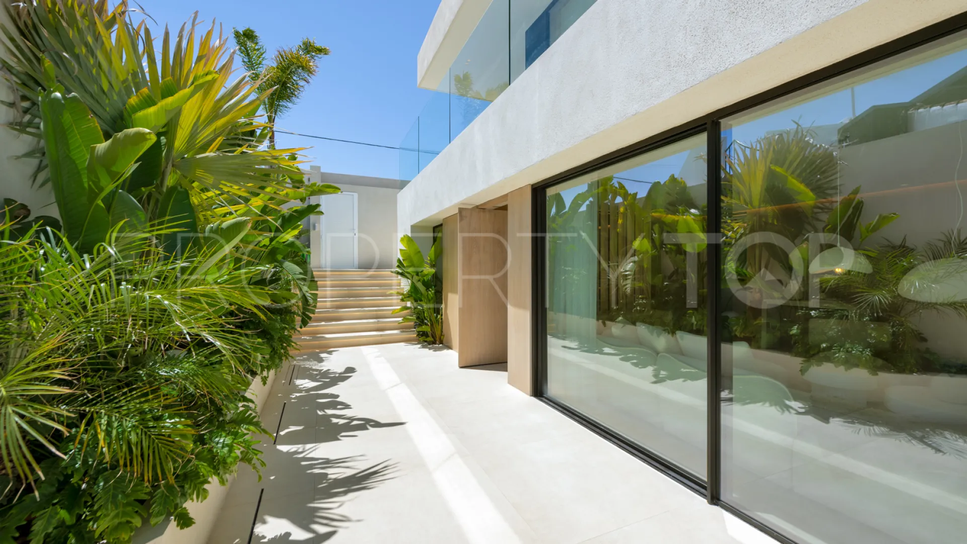 Comprar villa de 5 dormitorios en Nueva Andalucia