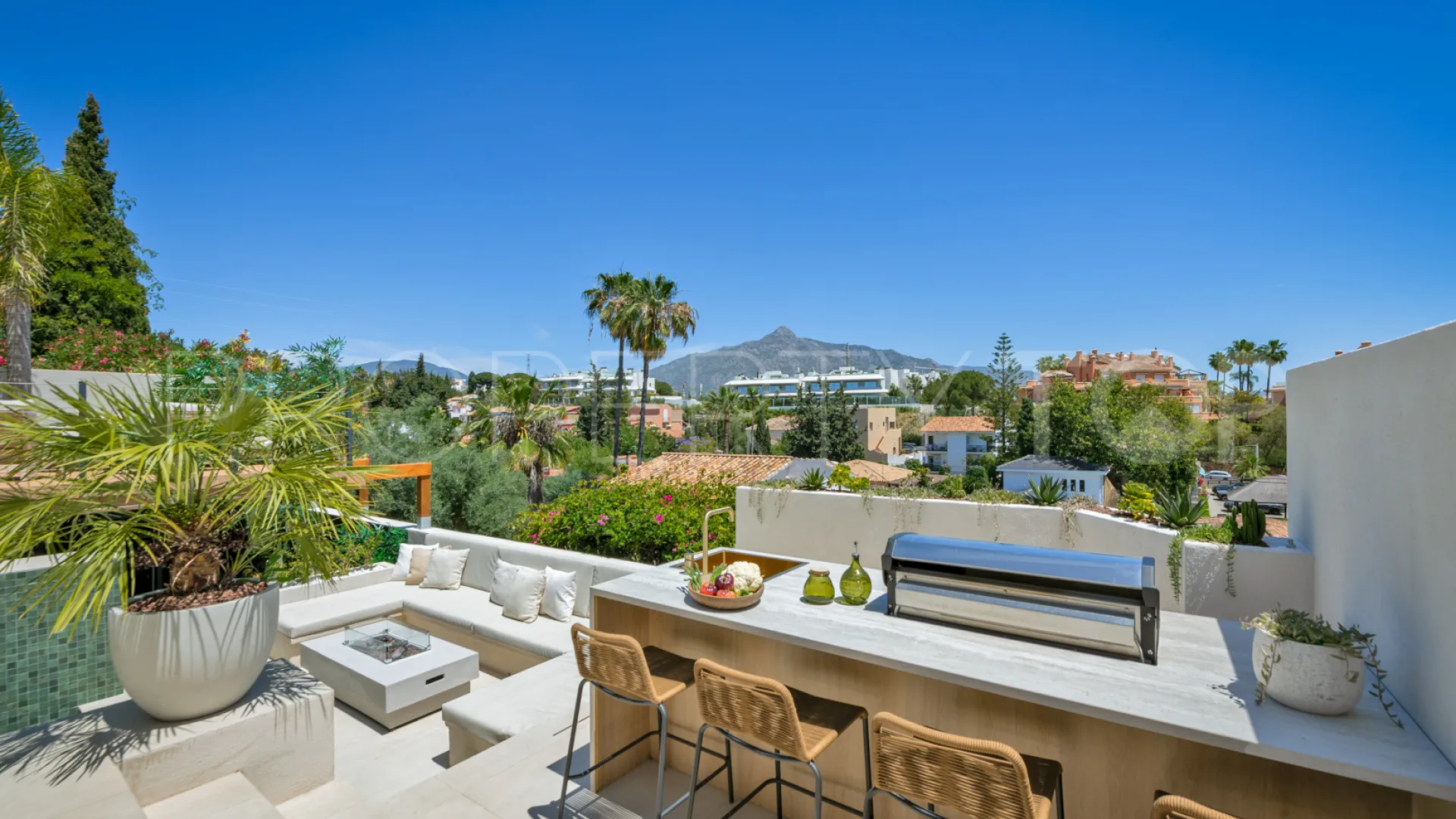 Comprar villa de 5 dormitorios en Nueva Andalucia