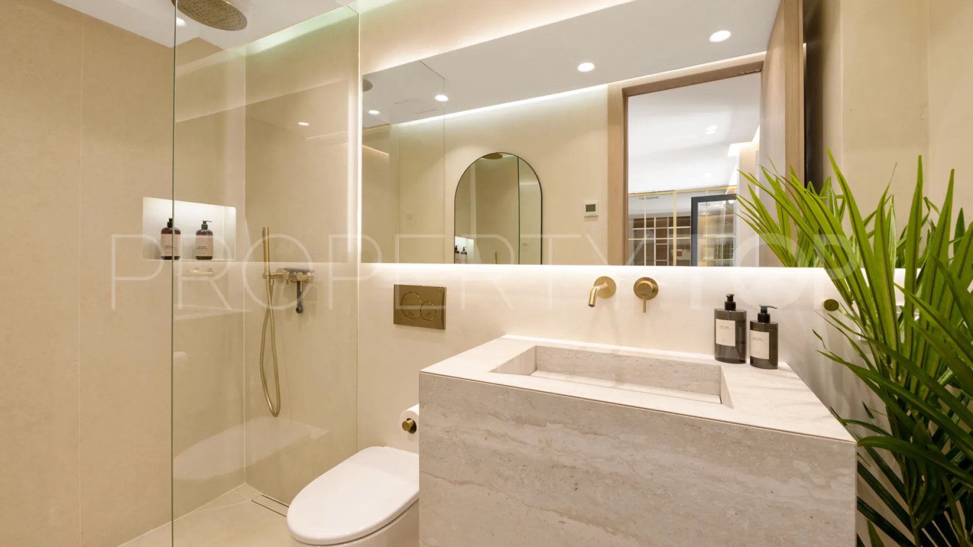 Comprar villa de 5 dormitorios en Nueva Andalucia
