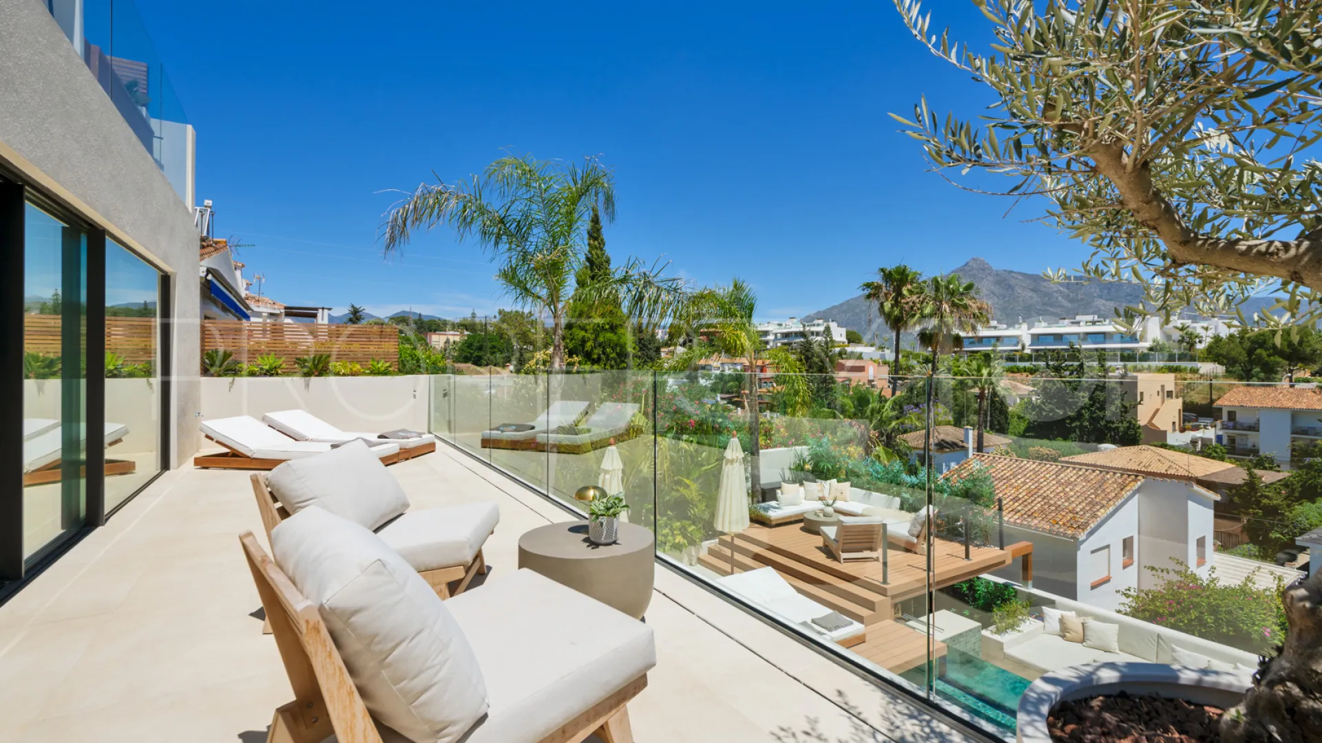 Comprar villa de 5 dormitorios en Nueva Andalucia