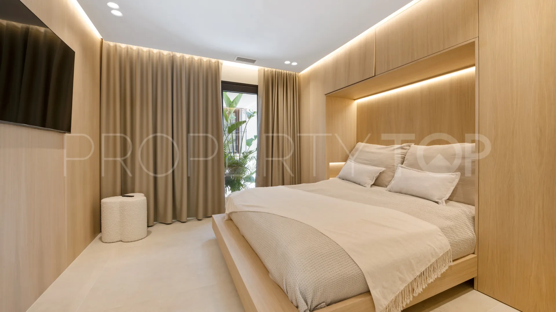 Comprar villa de 5 dormitorios en Nueva Andalucia