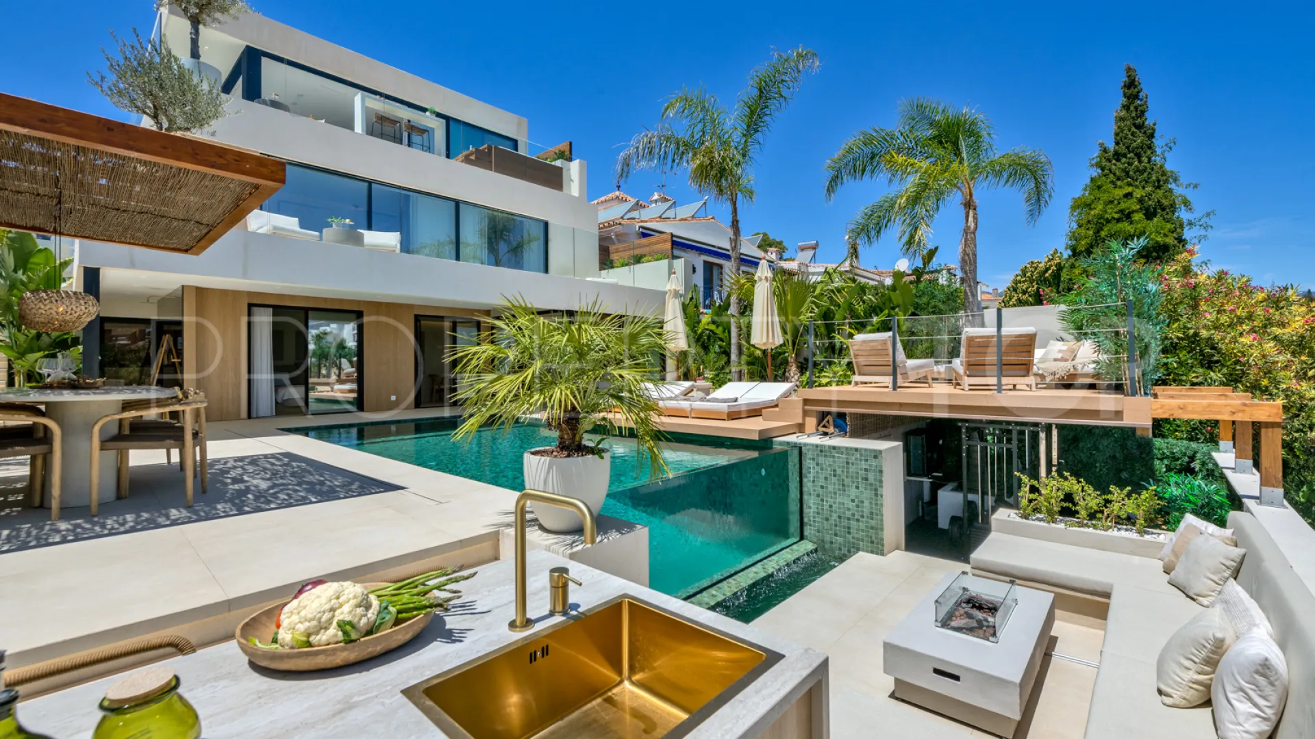 Comprar villa de 5 dormitorios en Nueva Andalucia