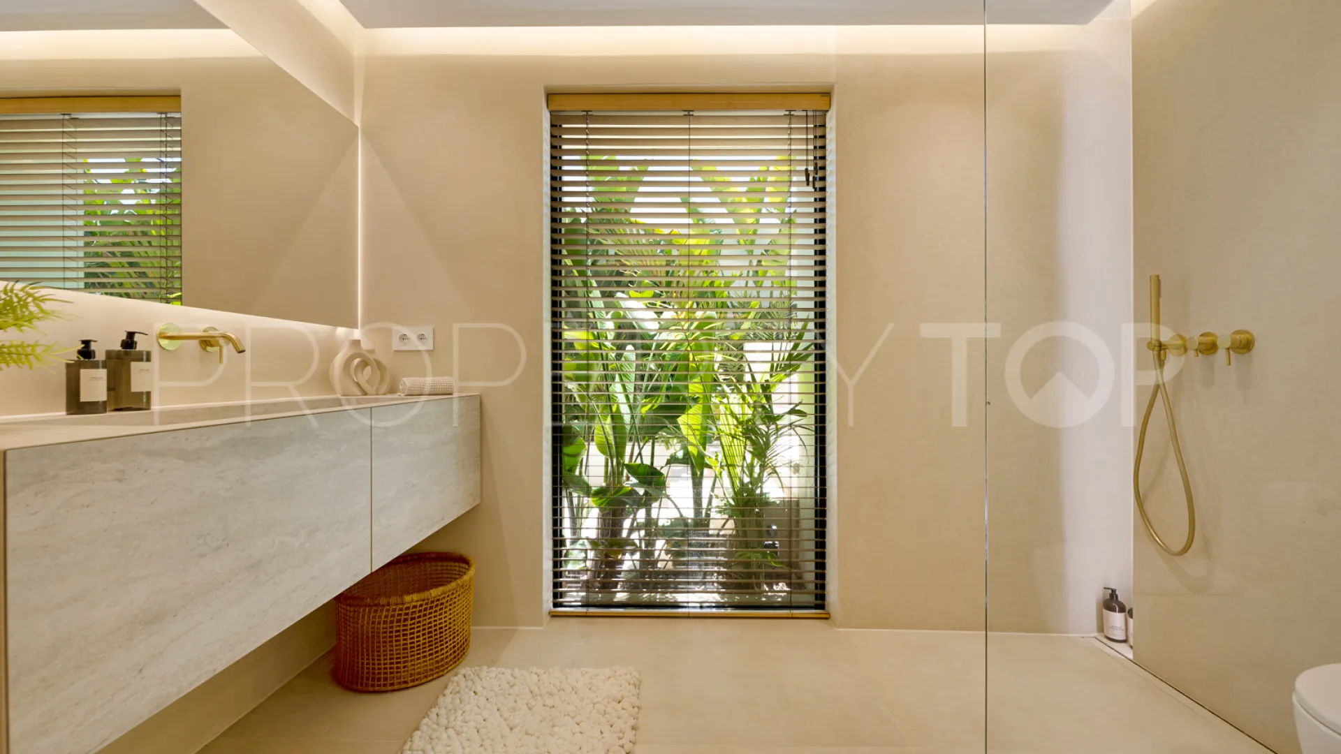 Comprar villa de 5 dormitorios en Nueva Andalucia