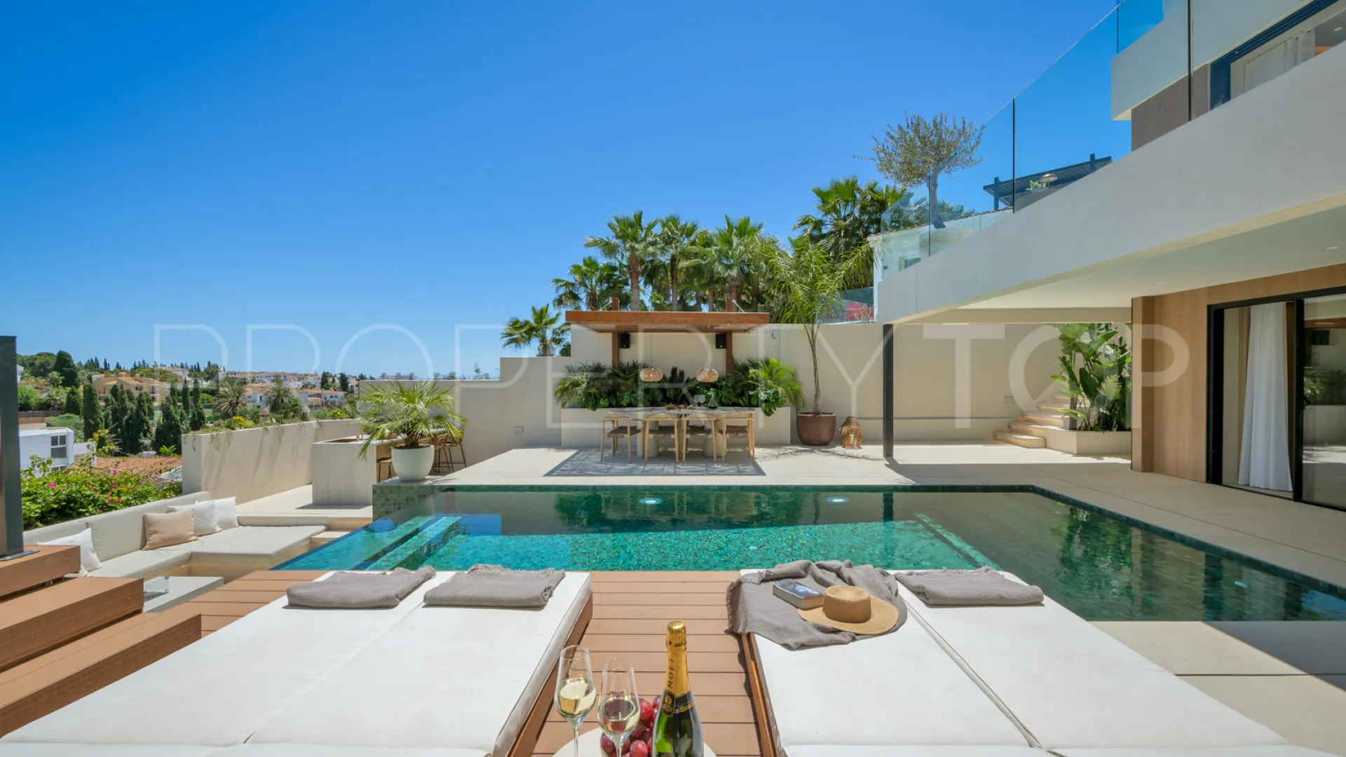 Comprar villa de 5 dormitorios en Nueva Andalucia