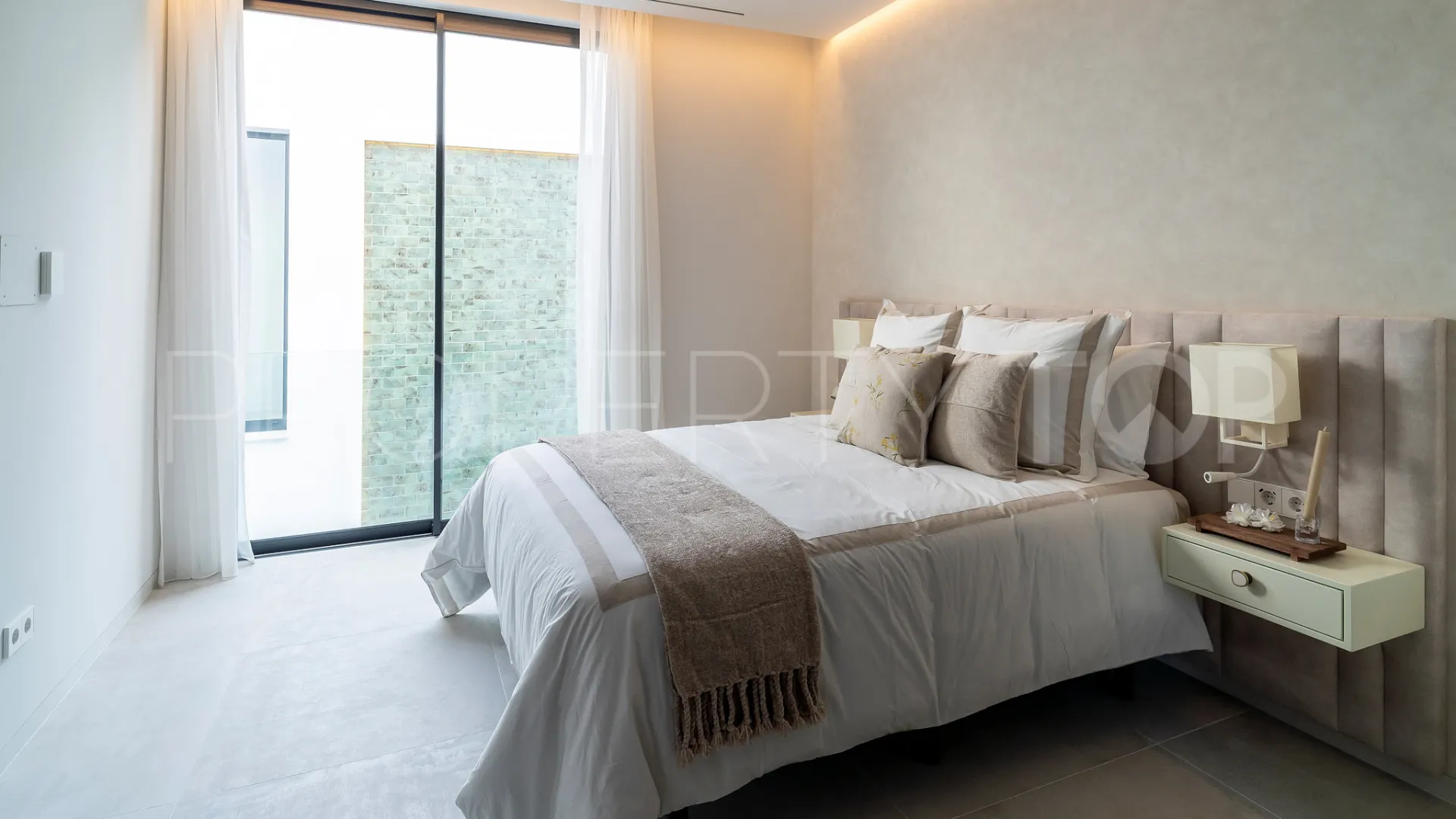 6 bedrooms villa for sale in Altos del Paraiso