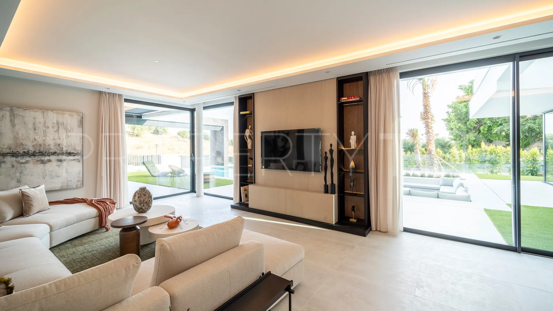 6 bedrooms villa for sale in Altos del Paraiso