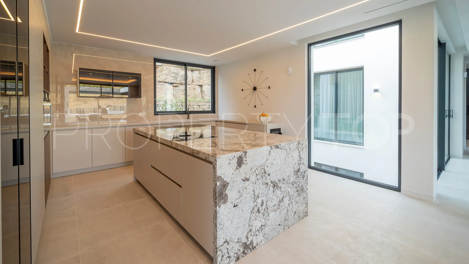 6 bedrooms villa for sale in Altos del Paraiso