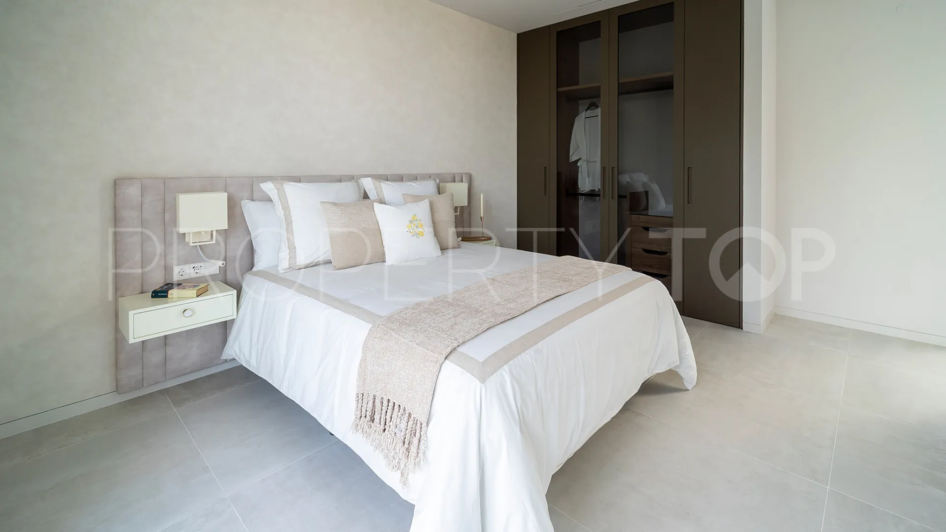 6 bedrooms villa for sale in Altos del Paraiso