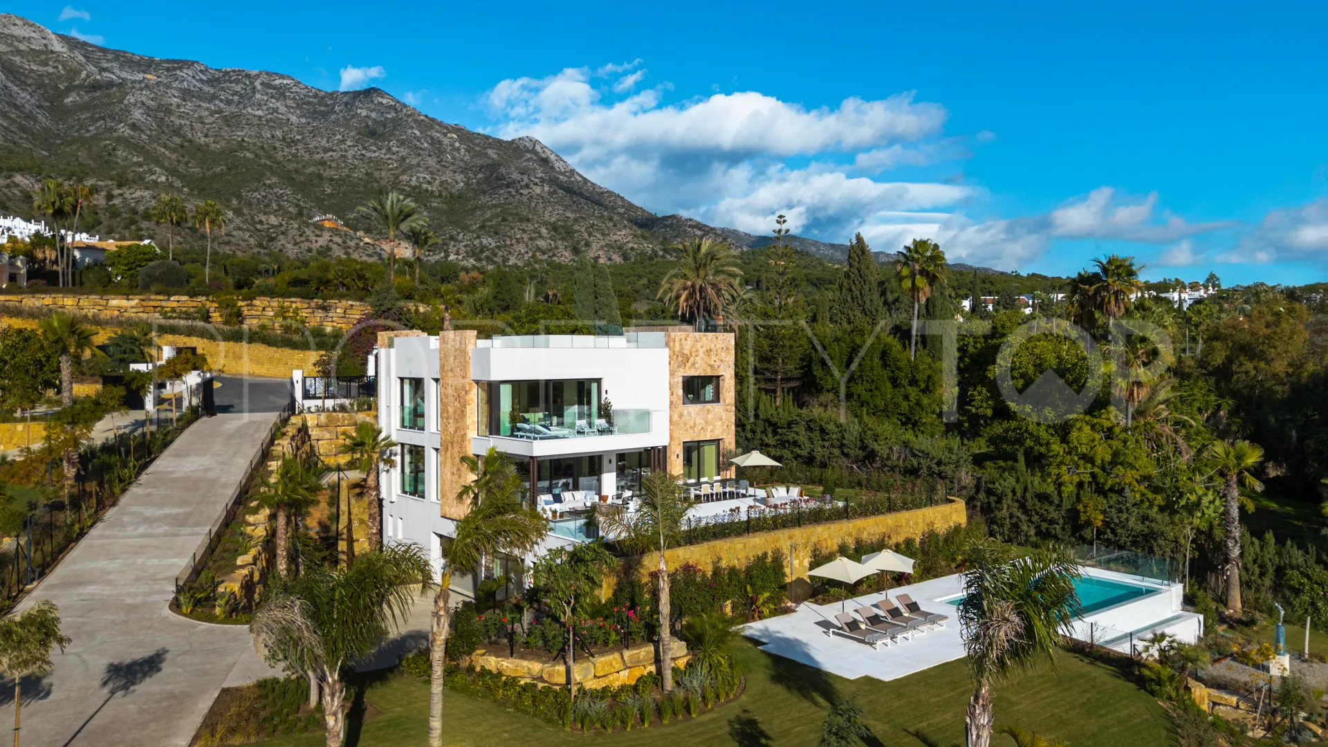 Villa en venta con 5 dormitorios en Marbella Hill Club