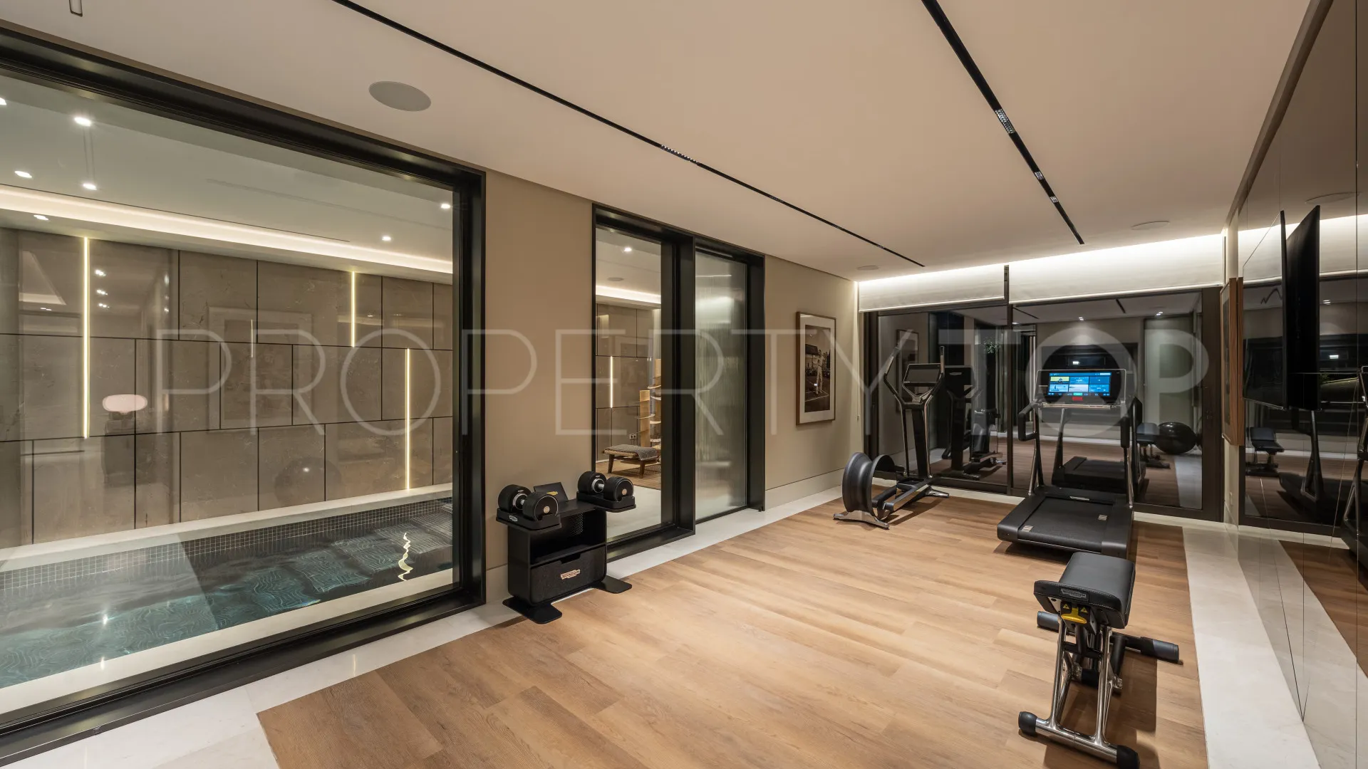 Villa en venta con 5 dormitorios en Marbella Hill Club