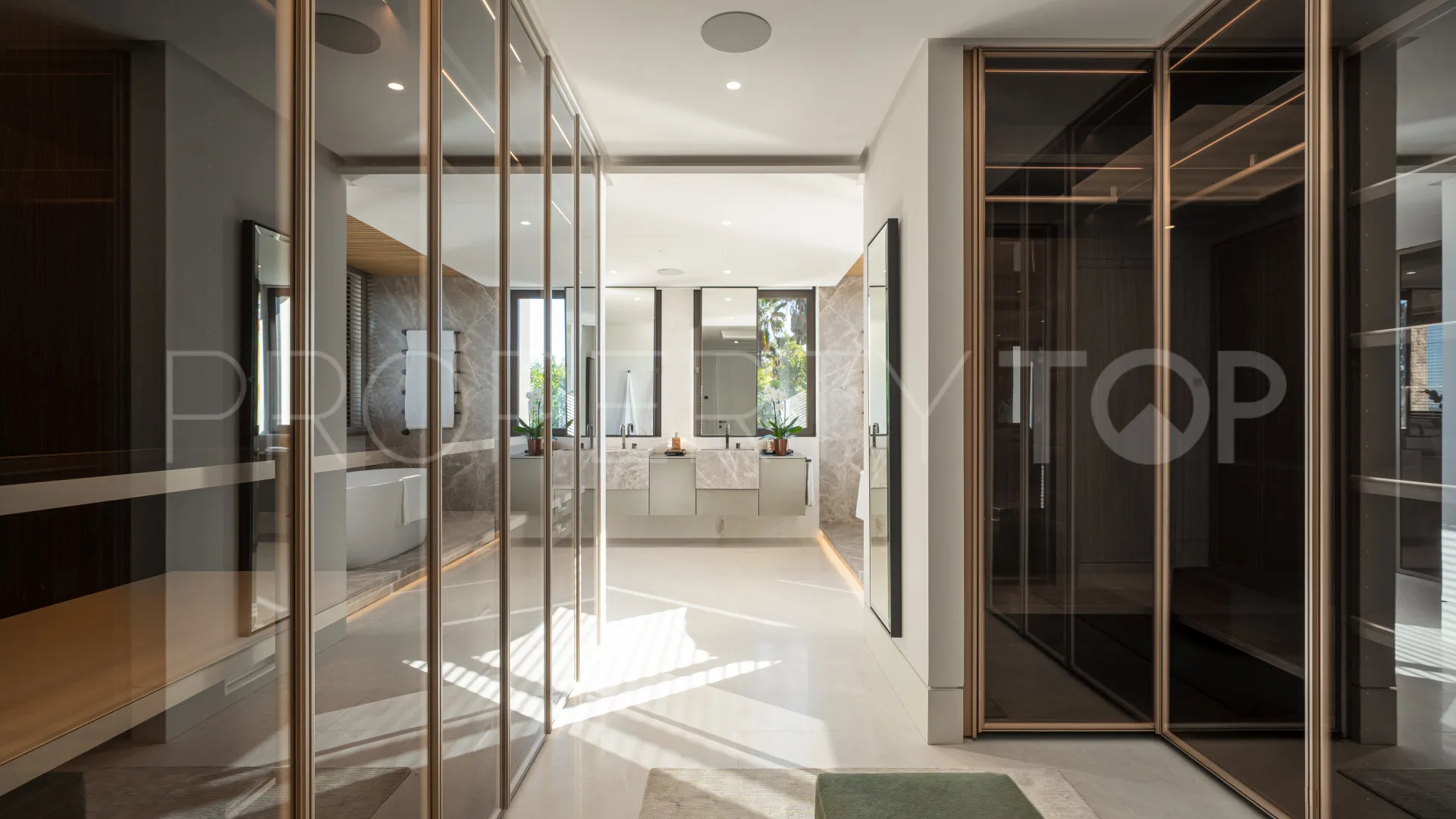 Villa en venta con 5 dormitorios en Marbella Hill Club