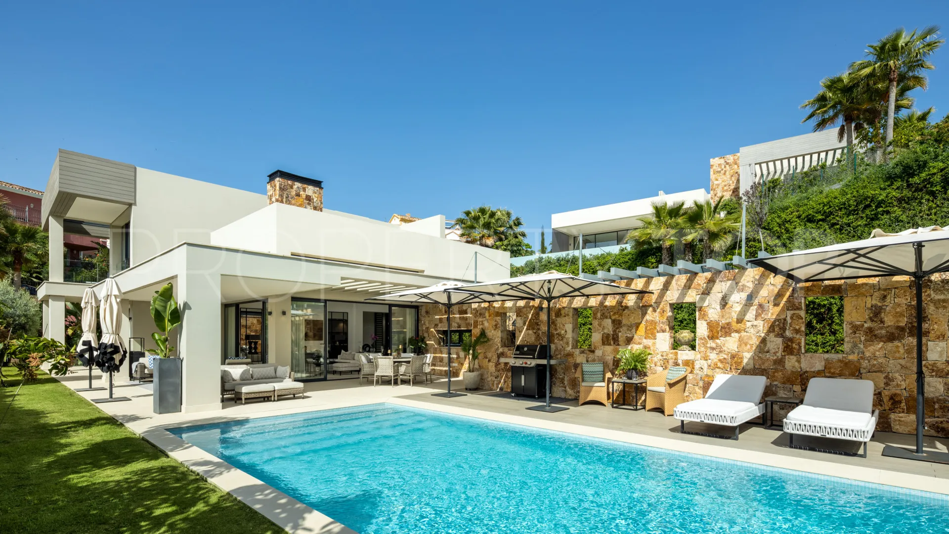 Villa for sale in Nueva Andalucia with 5 bedrooms