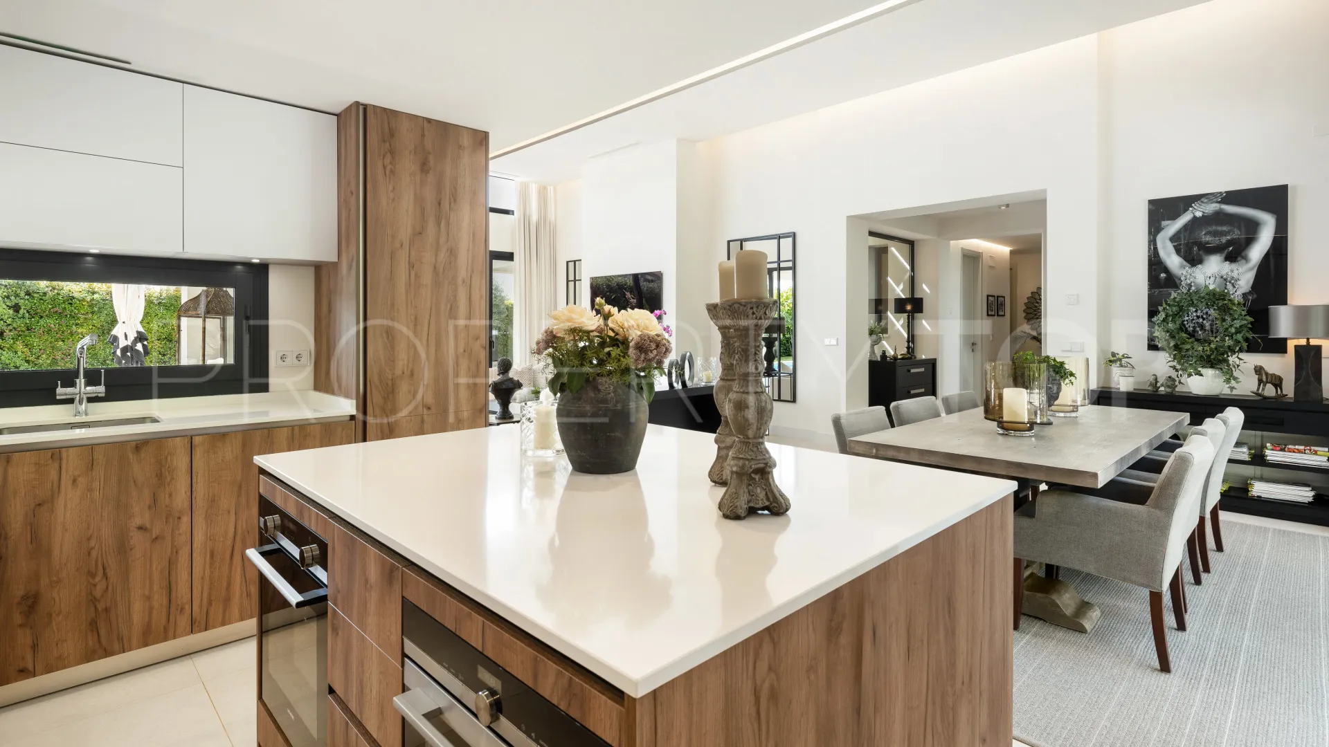 Villa for sale in Nueva Andalucia with 5 bedrooms