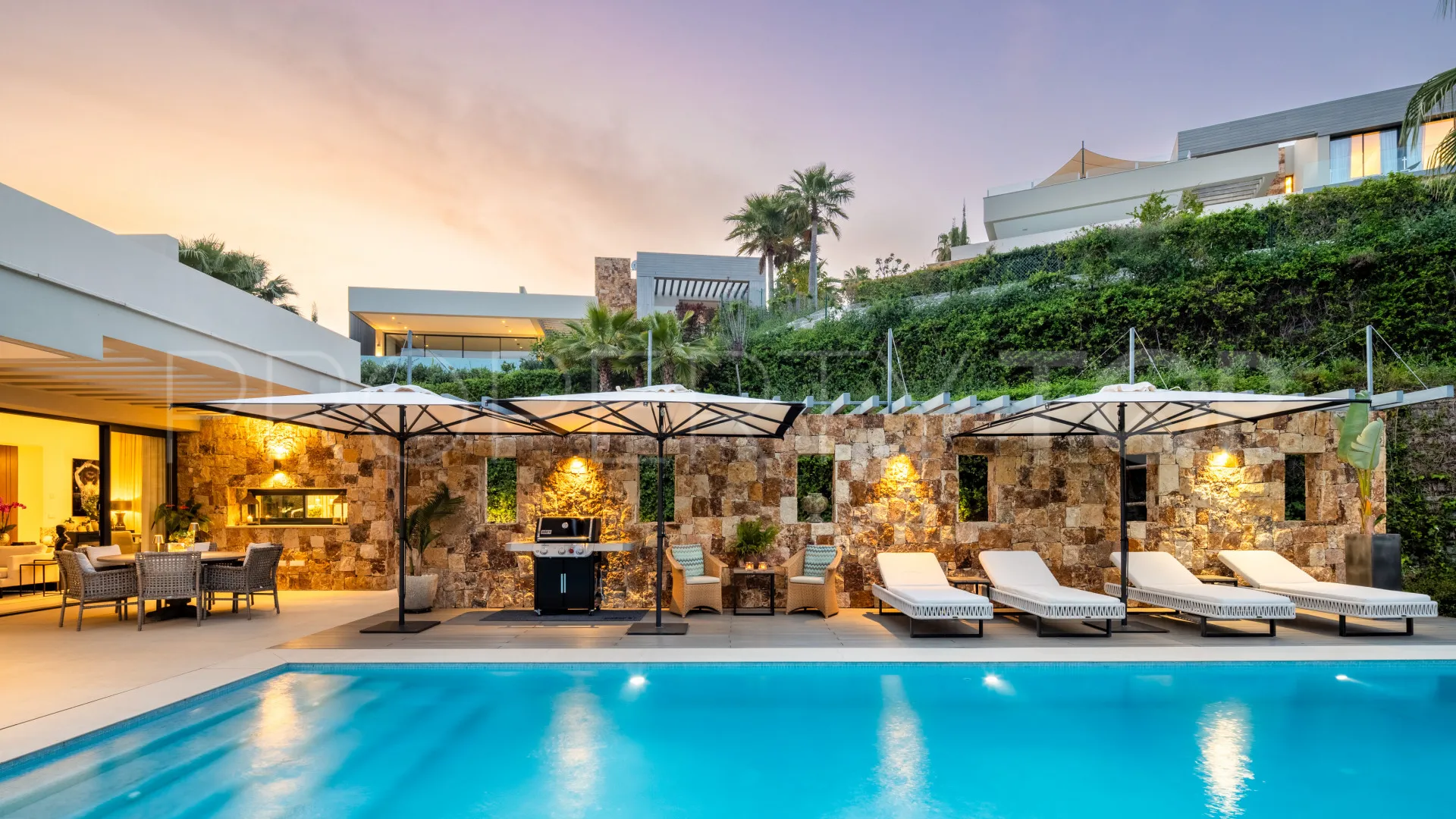 Villa for sale in Nueva Andalucia with 5 bedrooms