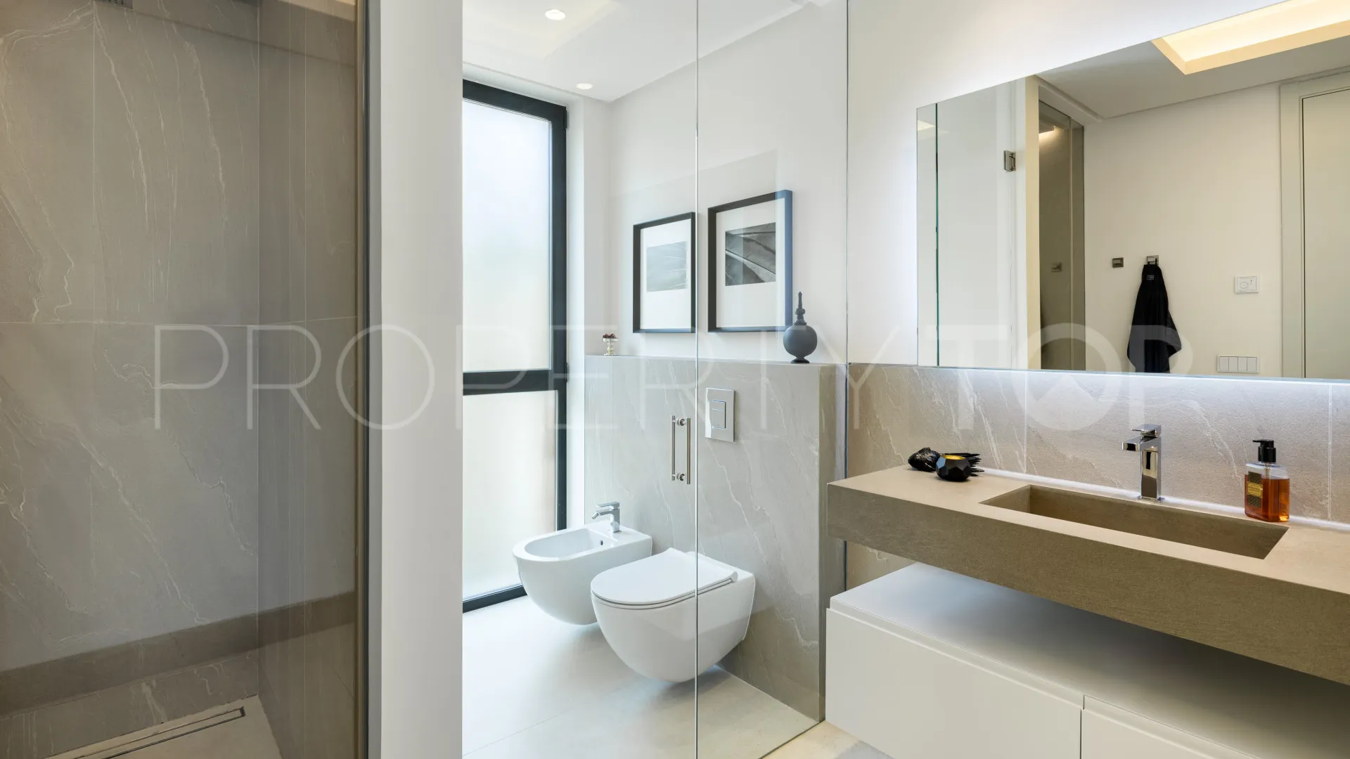 Villa for sale in Nueva Andalucia with 5 bedrooms
