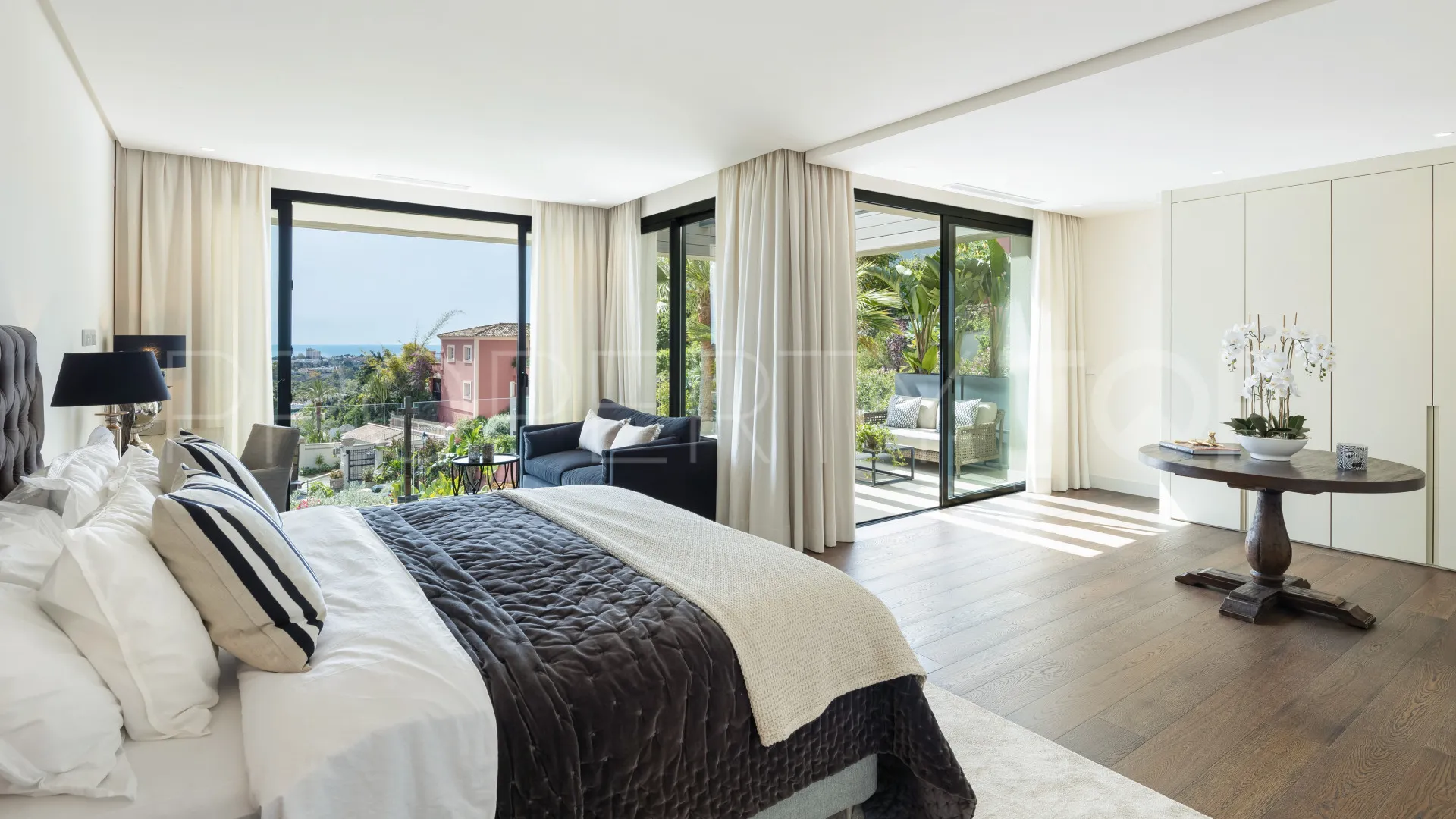 Villa for sale in Nueva Andalucia with 5 bedrooms
