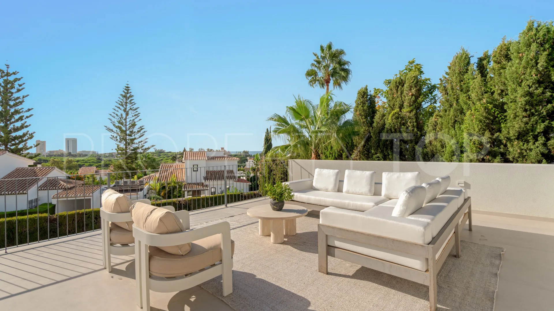 Villa for sale in Elviria