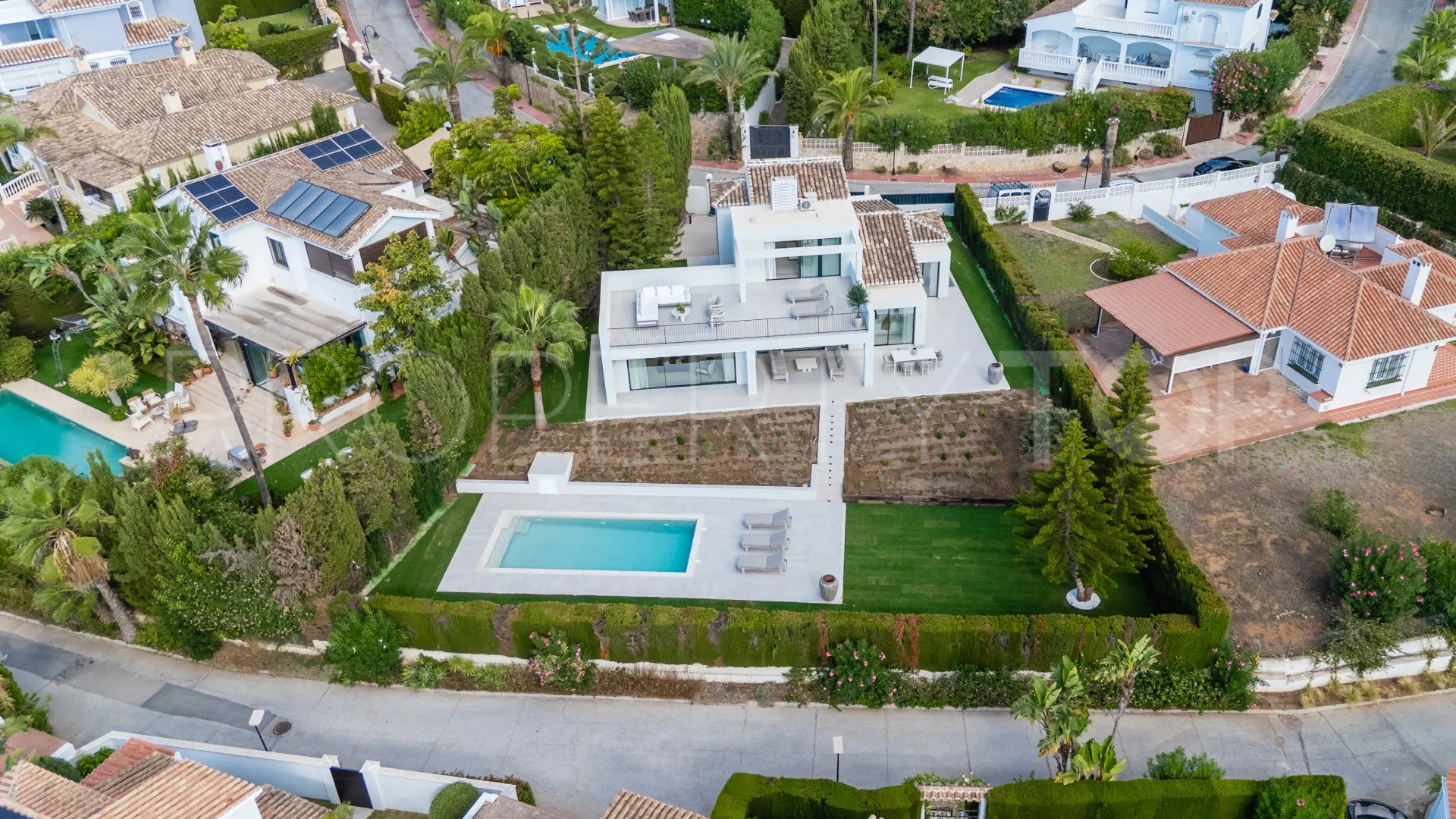 Villa for sale in Elviria